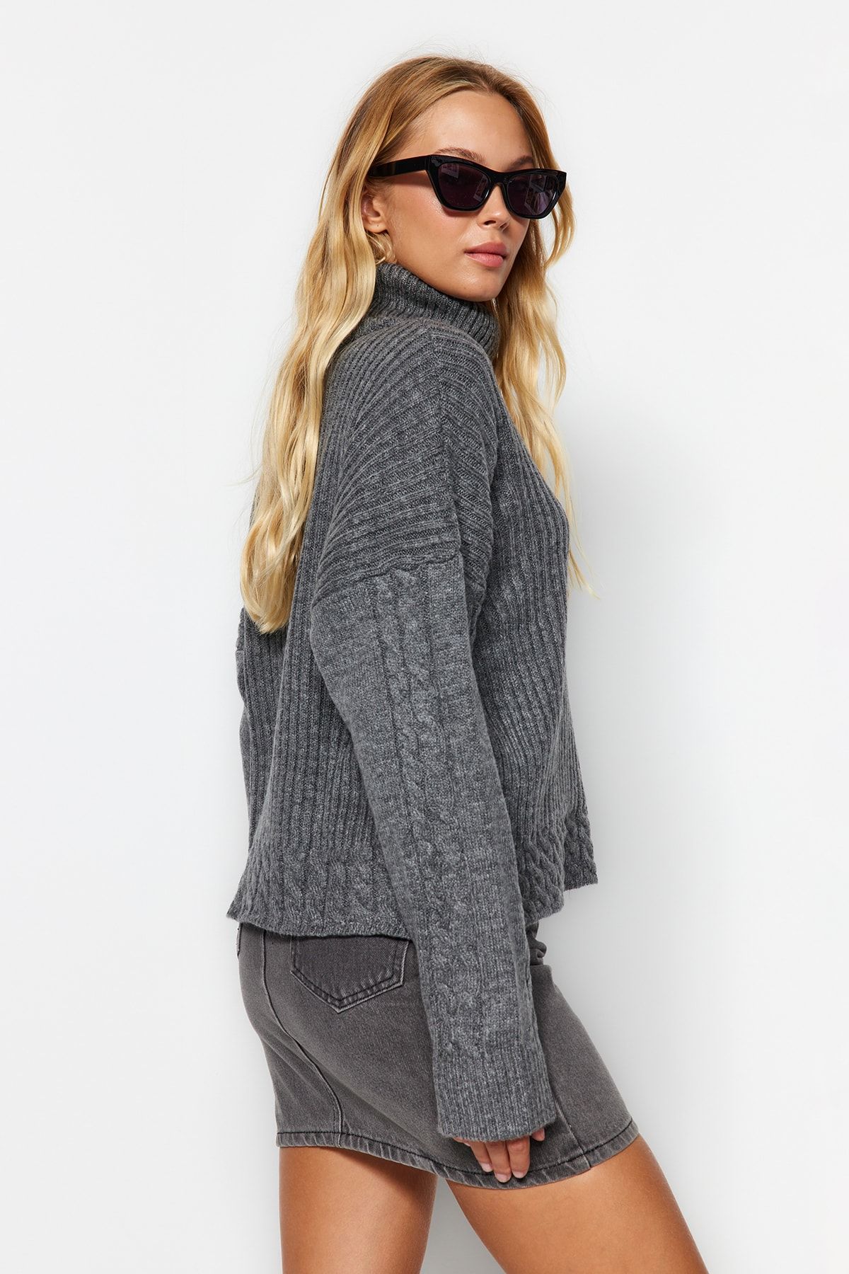 Trendyol Collection-Rollkragenpullover in Anthrazit – Haargeflochten, weich strukturiert TWOAW24KZ00777 3