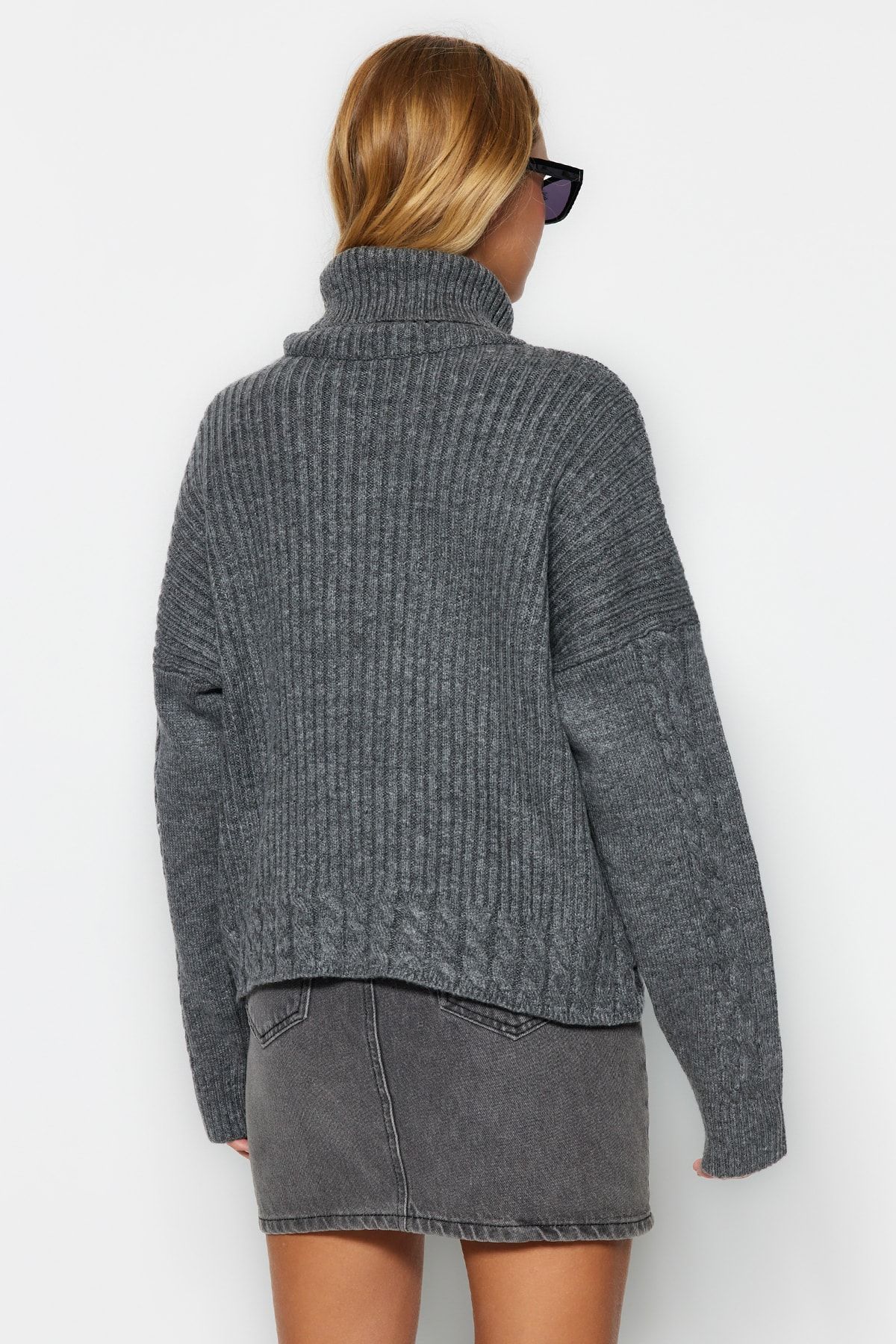 Trendyol Collection-Rollkragenpullover in Anthrazit – Haargeflochten, weich strukturiert TWOAW24KZ00777 5