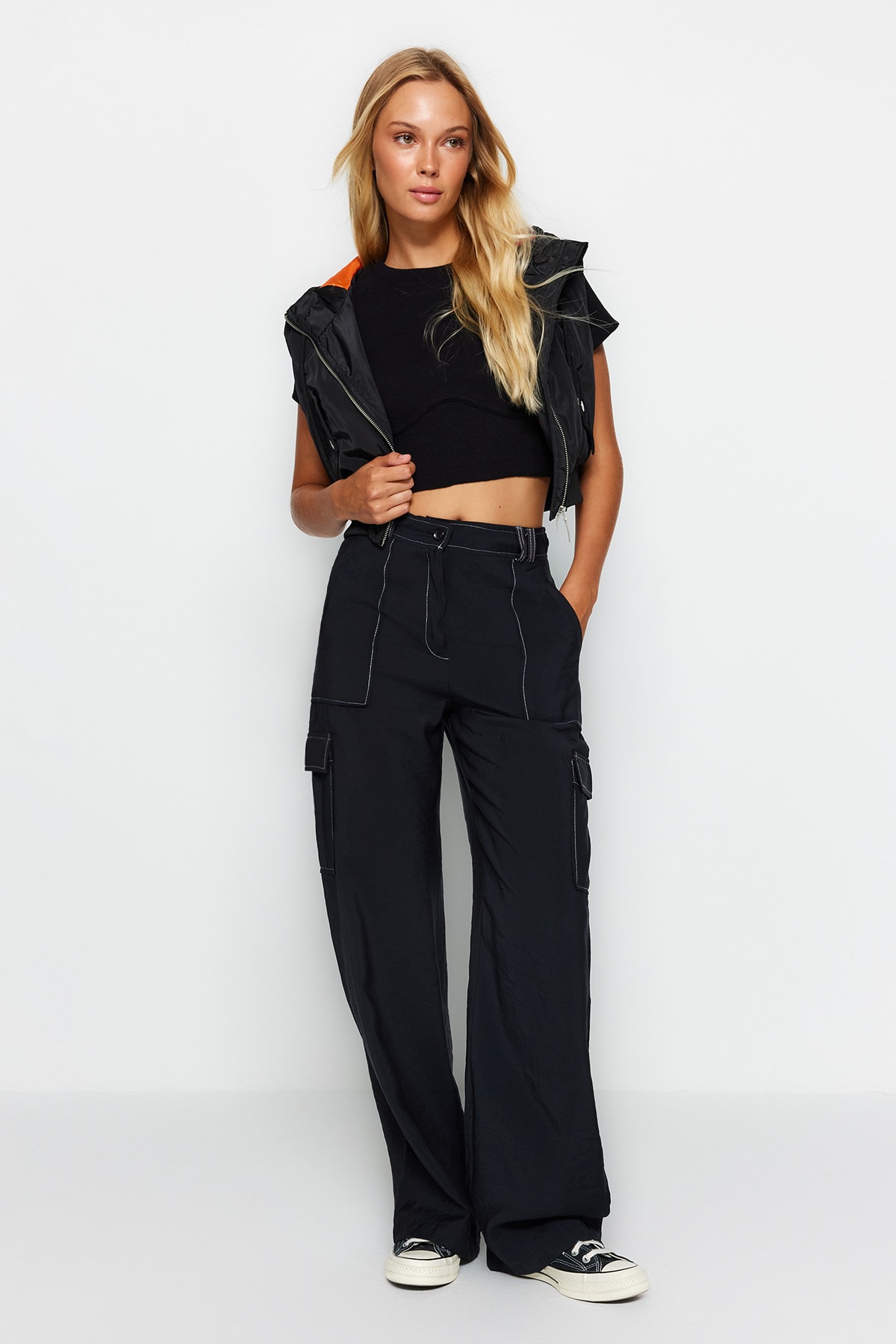 Trendyolmilla  Siyah Kargo Geniş Paça Kontrast Dikiş Detaylı Dokuma Pantolon TWOSS21PL0288 - Görsel 4