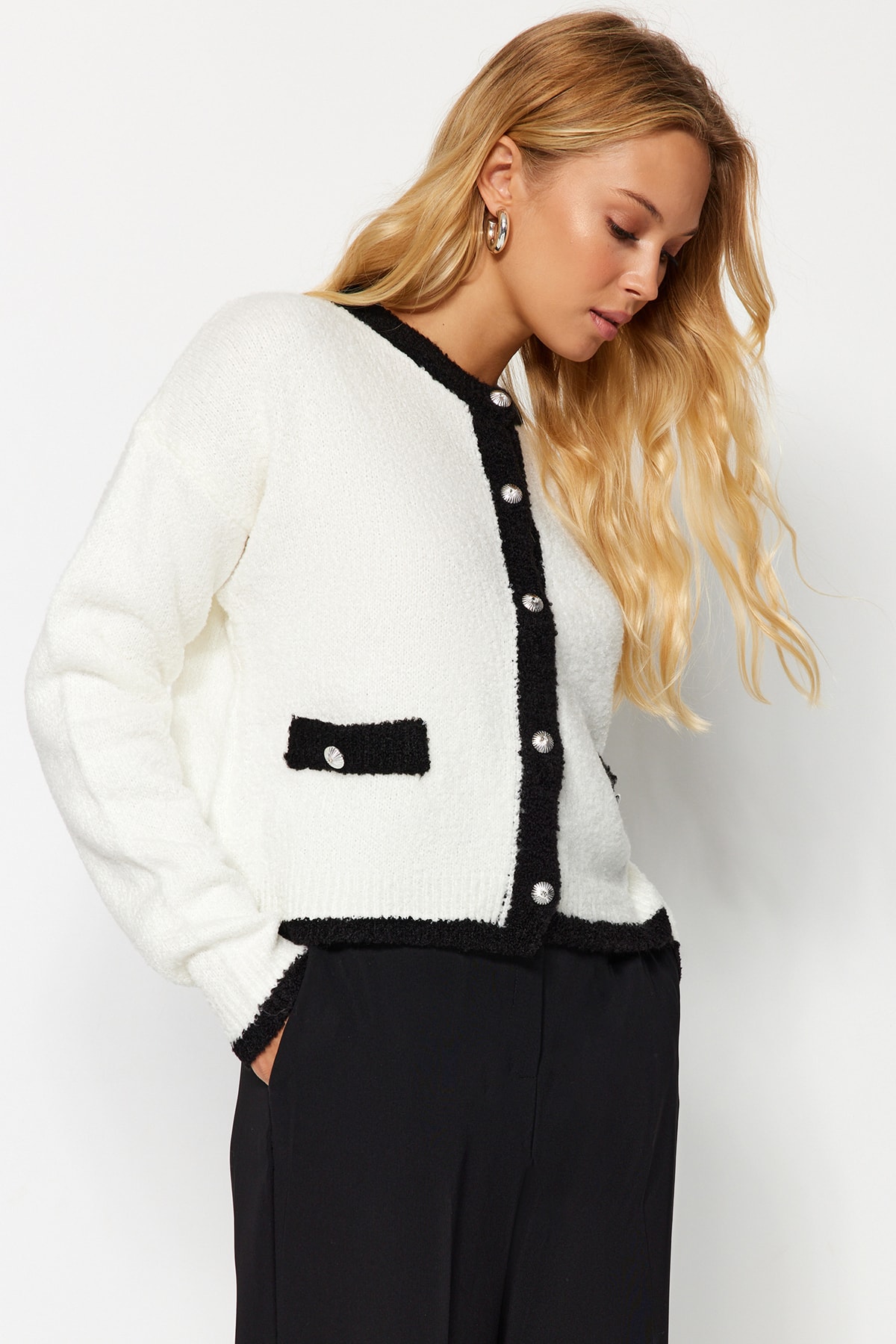 Trendyol Collection Kolorowy kardigan w kolorze ecru z dzianiny - włóczka Boucle, wygląd kurtki Twoaw24Hi00317