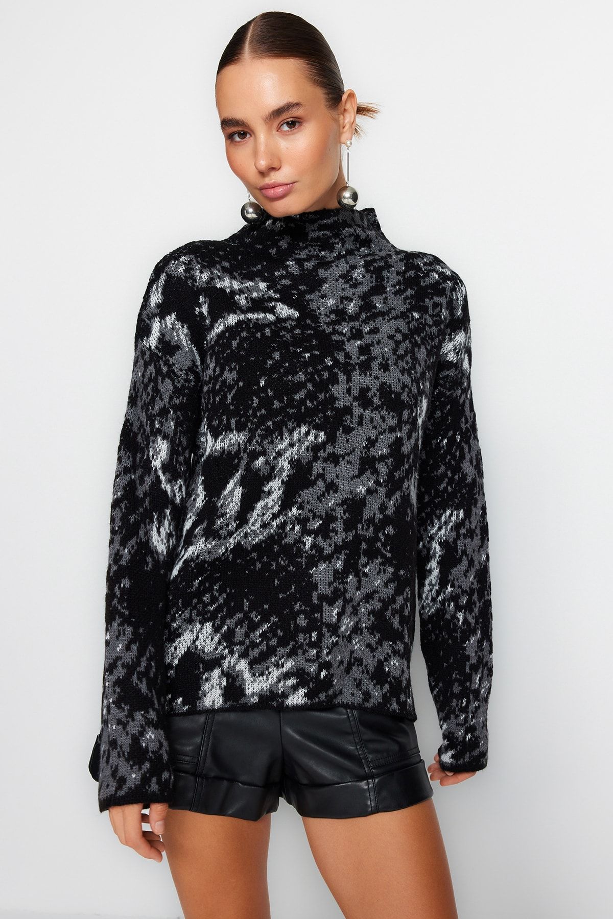 Trendyol Collection Czarny Sweter Z Wzorem W Panterkę - Kołnierz Stójkowy Twoaw24kz01092 Kobieta - S