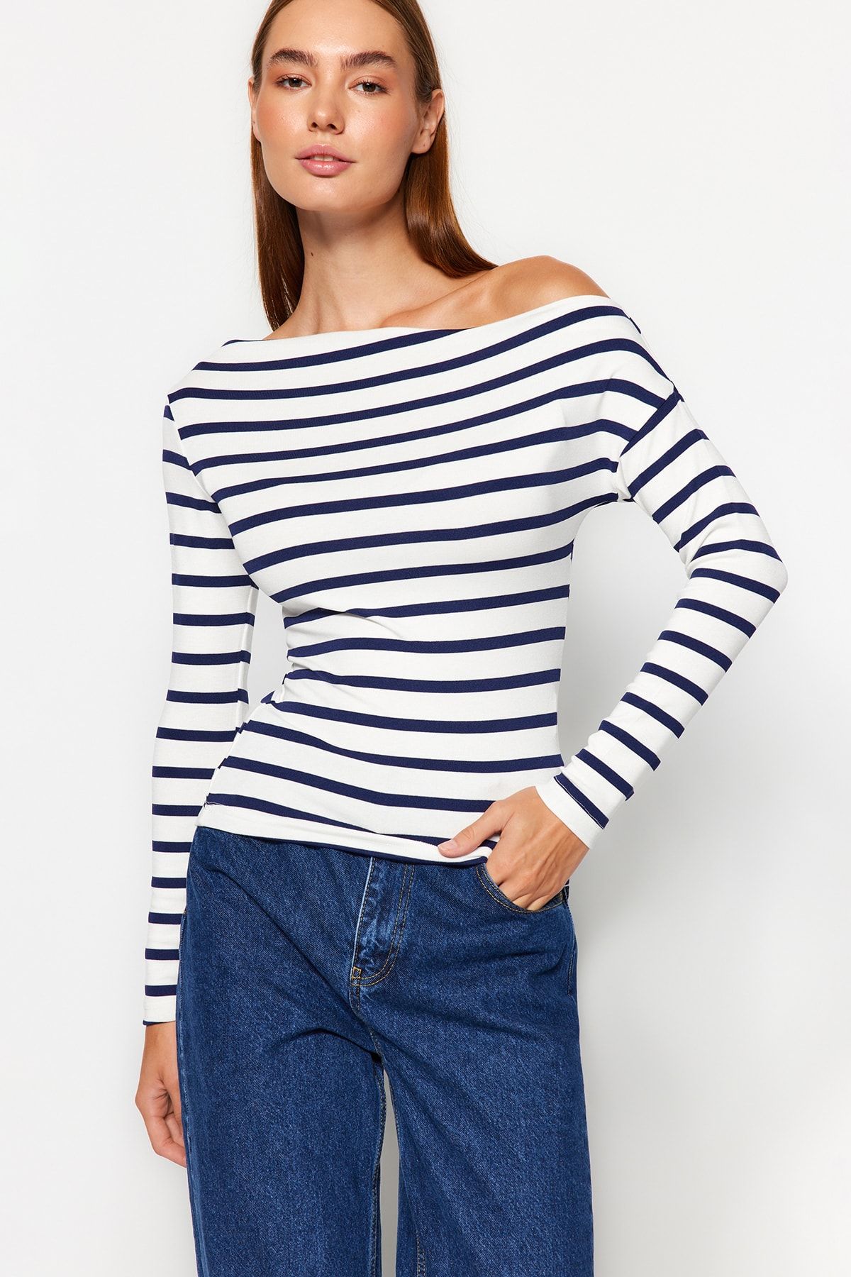 Trendyol Collection-Marineblaue gestreifte Strickbluse aus hochwertigem, weichem Stoff mit U-Boot-Ausschnitt TWOAW24BZ00227 9