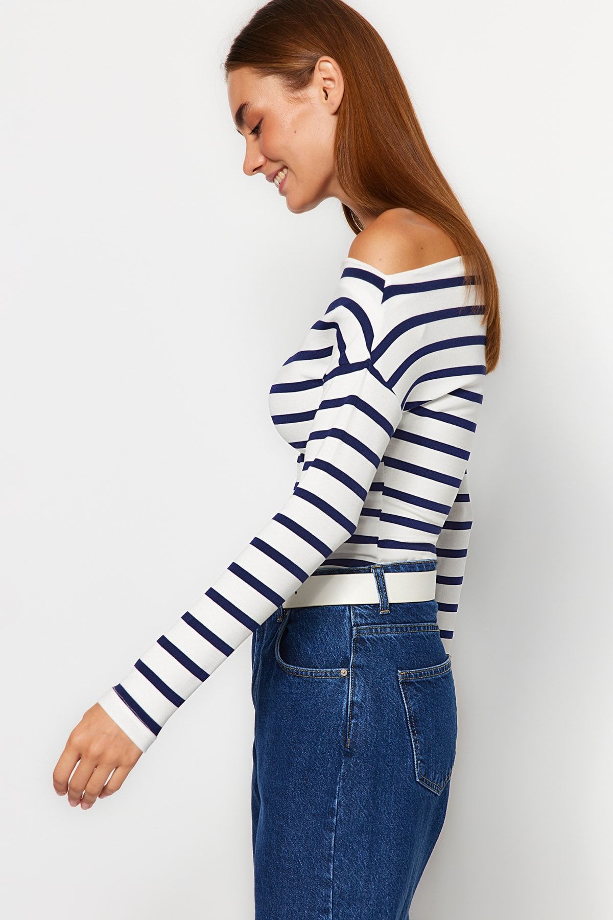 Trendyol Collection-Marineblaue gestreifte Strickbluse aus hochwertigem, weichem Stoff mit U-Boot-Ausschnitt TWOAW24BZ00227 10