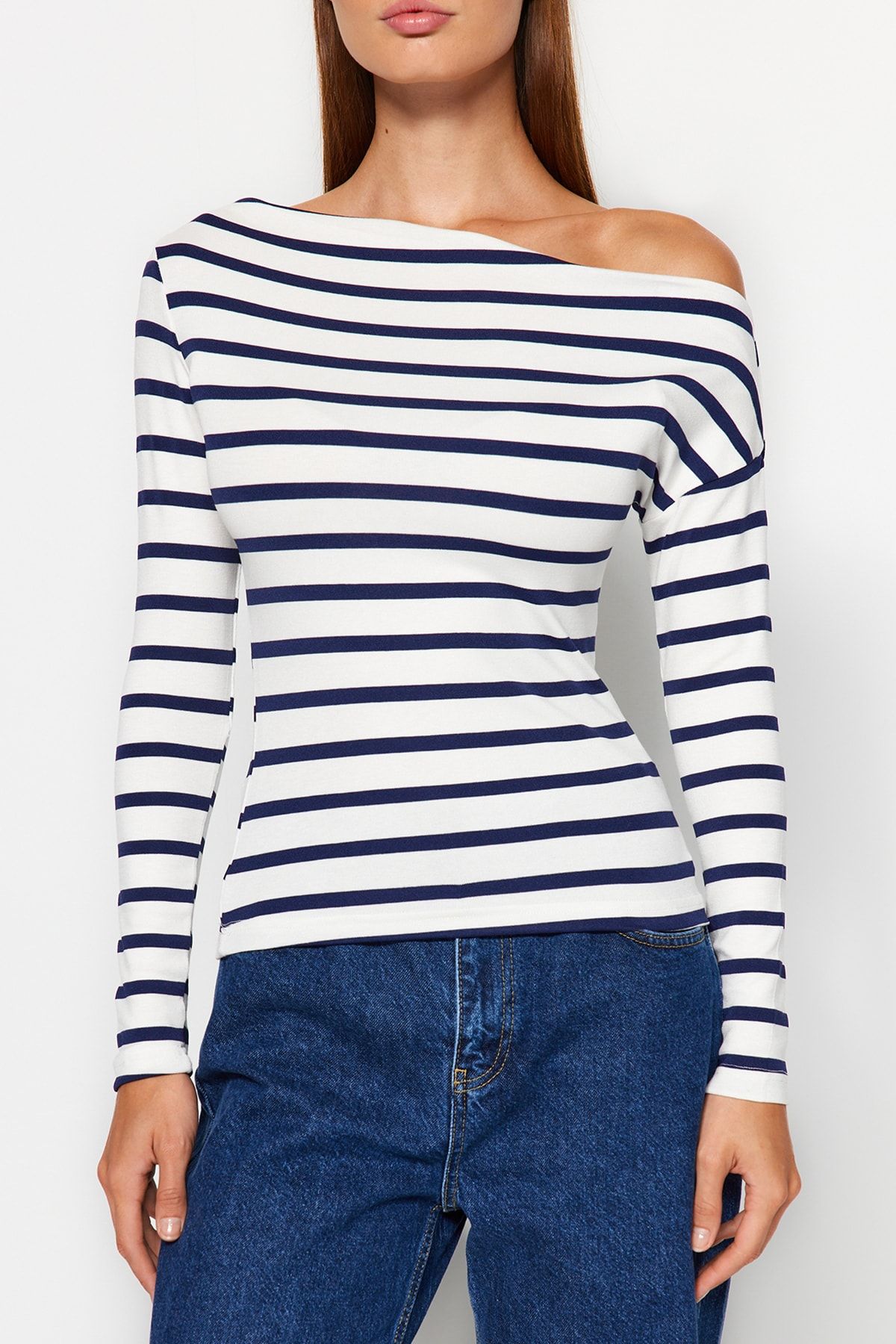 Trendyol Collection-Marineblaue gestreifte Strickbluse aus hochwertigem, weichem Stoff mit U-Boot-Ausschnitt TWOAW24BZ00227 12