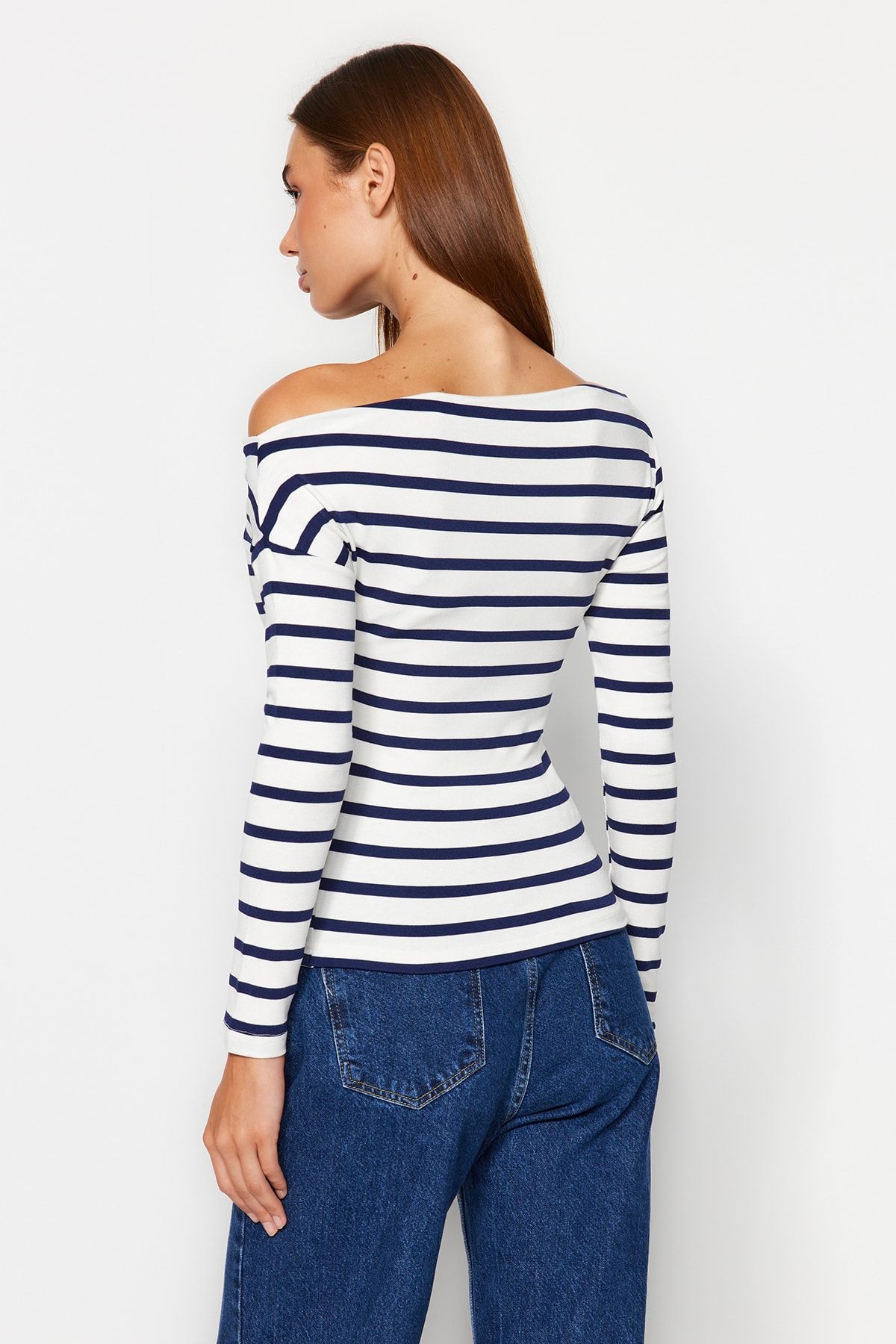 Trendyol Collection-Marineblaue gestreifte Strickbluse aus hochwertigem, weichem Stoff mit U-Boot-Ausschnitt TWOAW24BZ00227 13