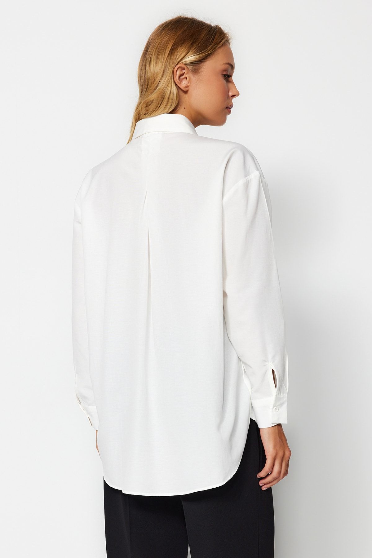 Trendyol Collection-Ecrufarbenes, gewebtes Oversize-Hemd mit Steinkragendetail TWOAW24GO00168 6