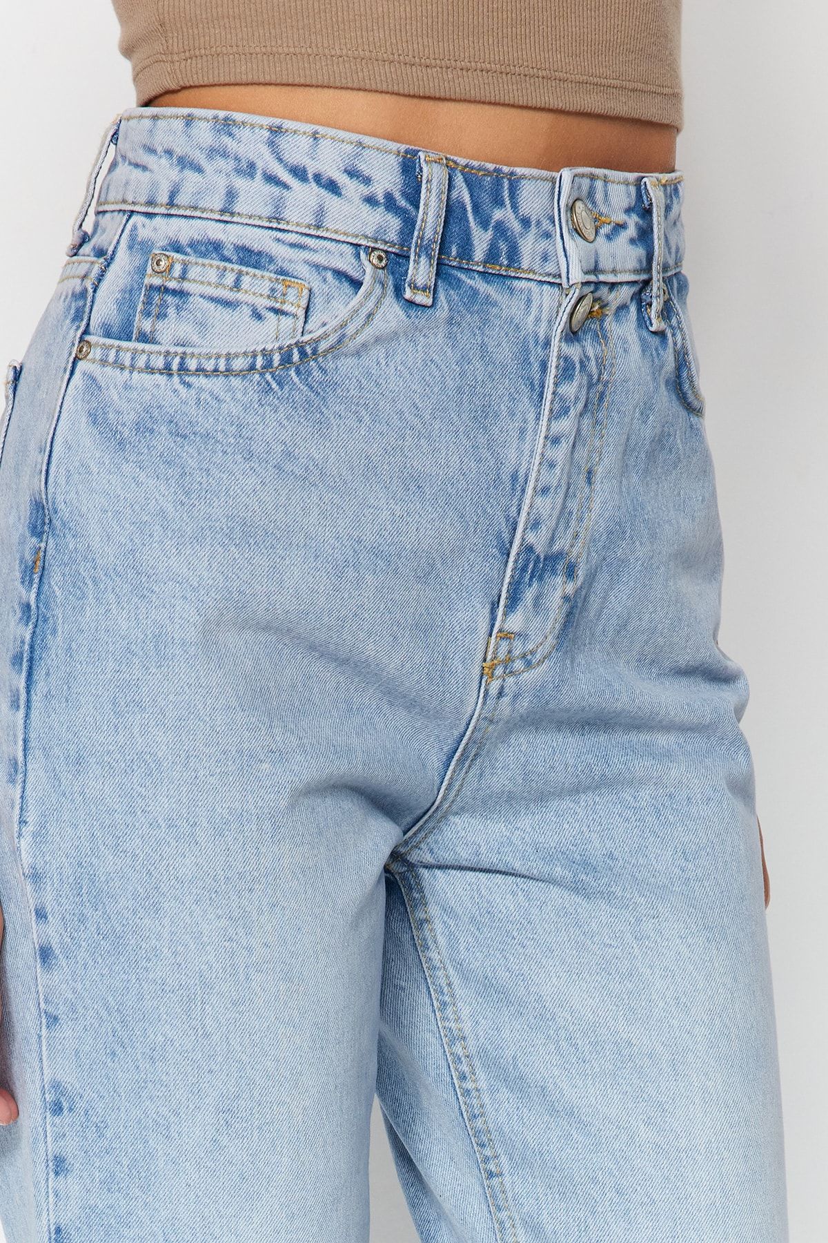 Trendyol Collection-Blaue Mom-Jeans mit zwei Knöpfen und hoher Taille TWOSS21JE0153 4