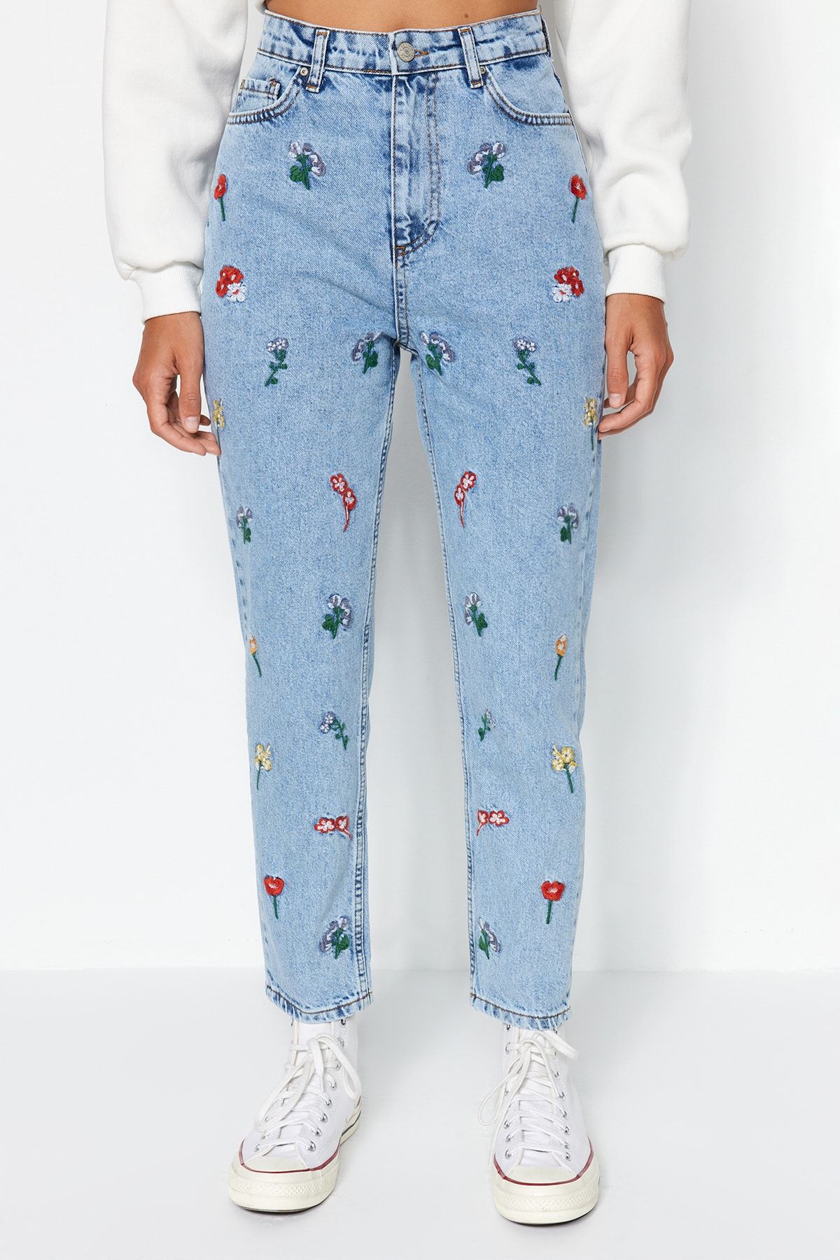 Trendyol Collection-Blue Embroidered High Waist Mom Jeans TWOSS21JE0591 4