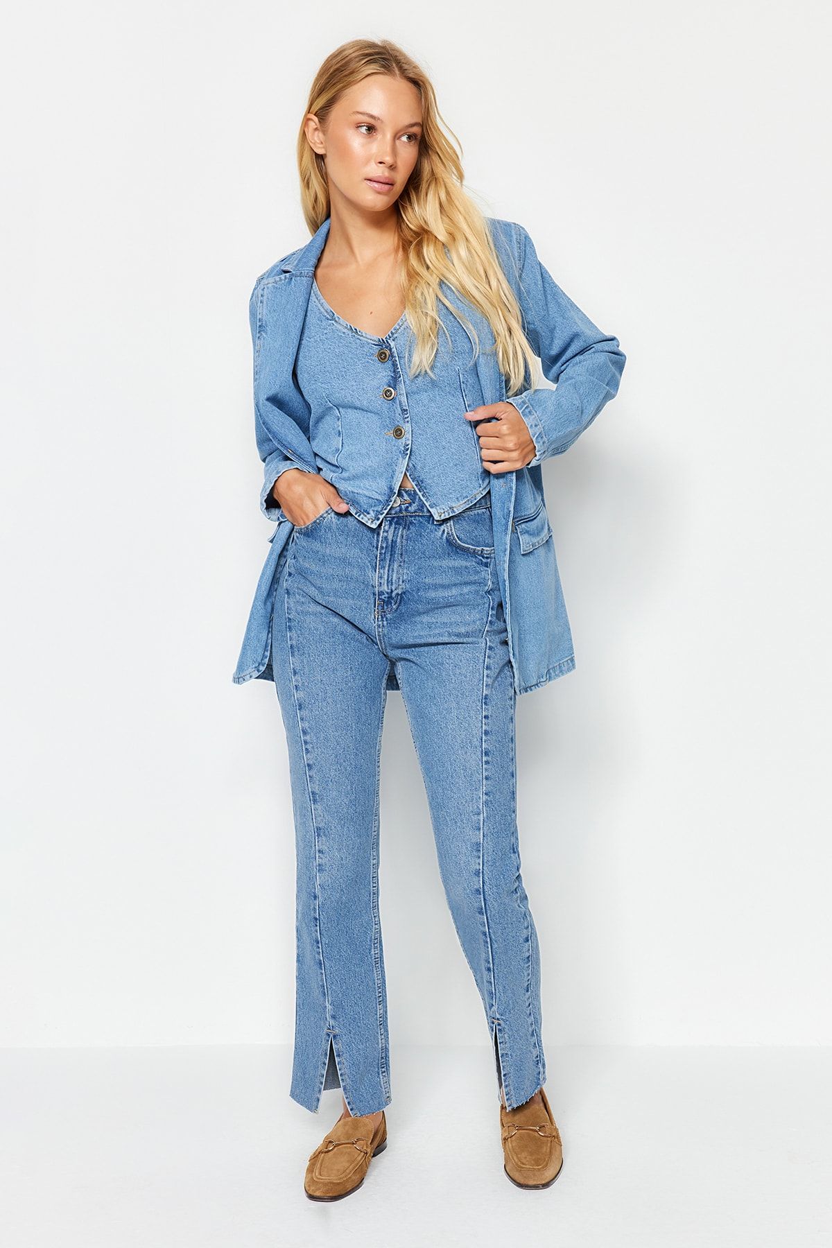 Trendyol Collection-Blaue gerade Jeans mit Schlitz und hoher Taille und Ziernähten TWOAW23JE00099 3