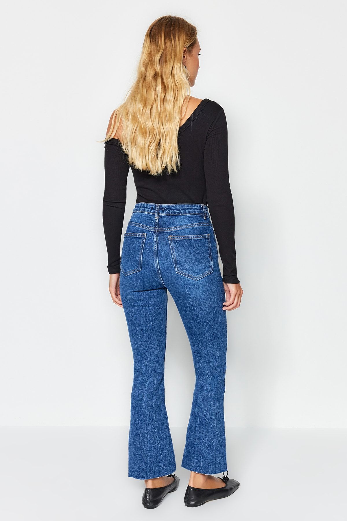 Trendyol Collection-Dunkelblaue High Waist Crop Flare Jeans TWOAW21JE0159 5