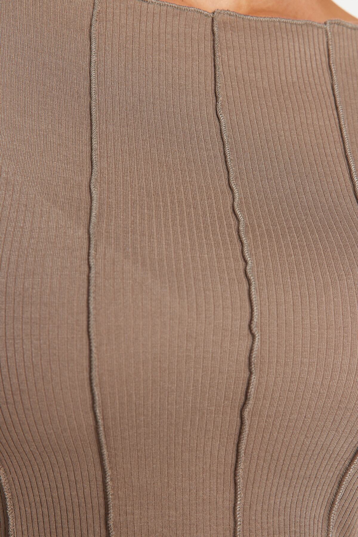 Trendyol Collection-Beigefarbene, eng anliegende Bluse mit Carmen-Kragen und detaillierten Nähten TWOAW24BZ00127 5