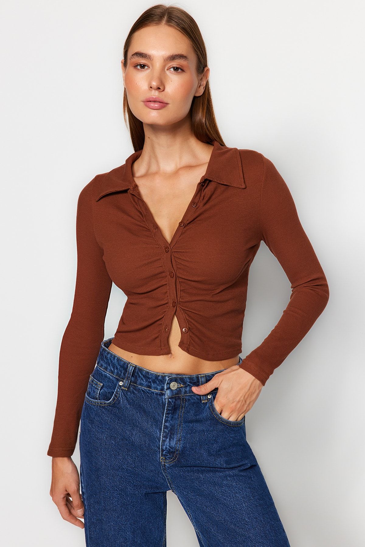 Trendyol Collection Brązowa, Dopasowana, Krótka Bluzka Polo Z Dekoltem W Serek, Prążkowana, Bawełniana, Rozciągliwa Bluzka Z Dzianiny Kobieta - S