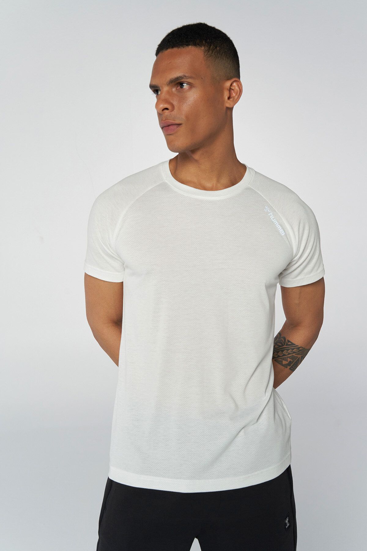 تی شرت آستین کوتاه مردانه ونج سفید هومل Hummel (برند دانمارک)