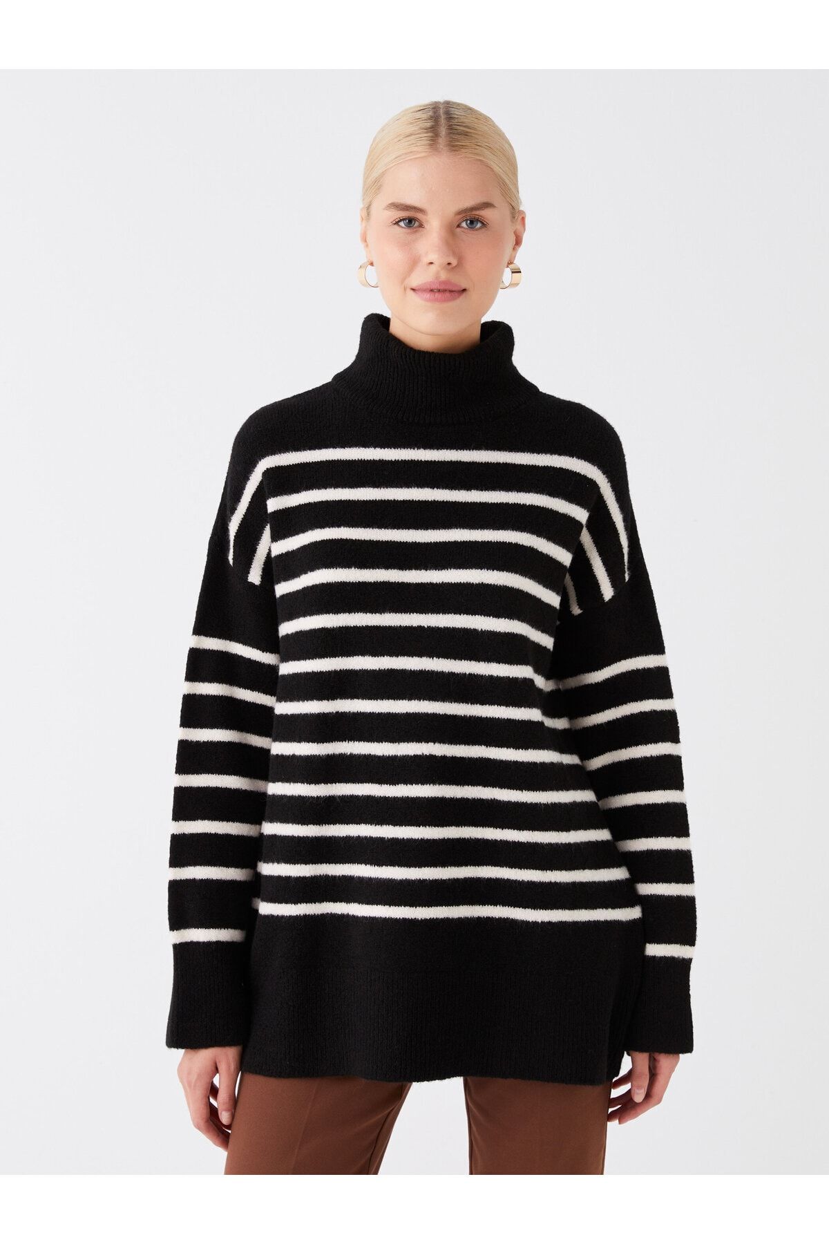 LC Waikiki-Turtleneck csíkos, hosszú ujjú oversize női kötött pulóver 1