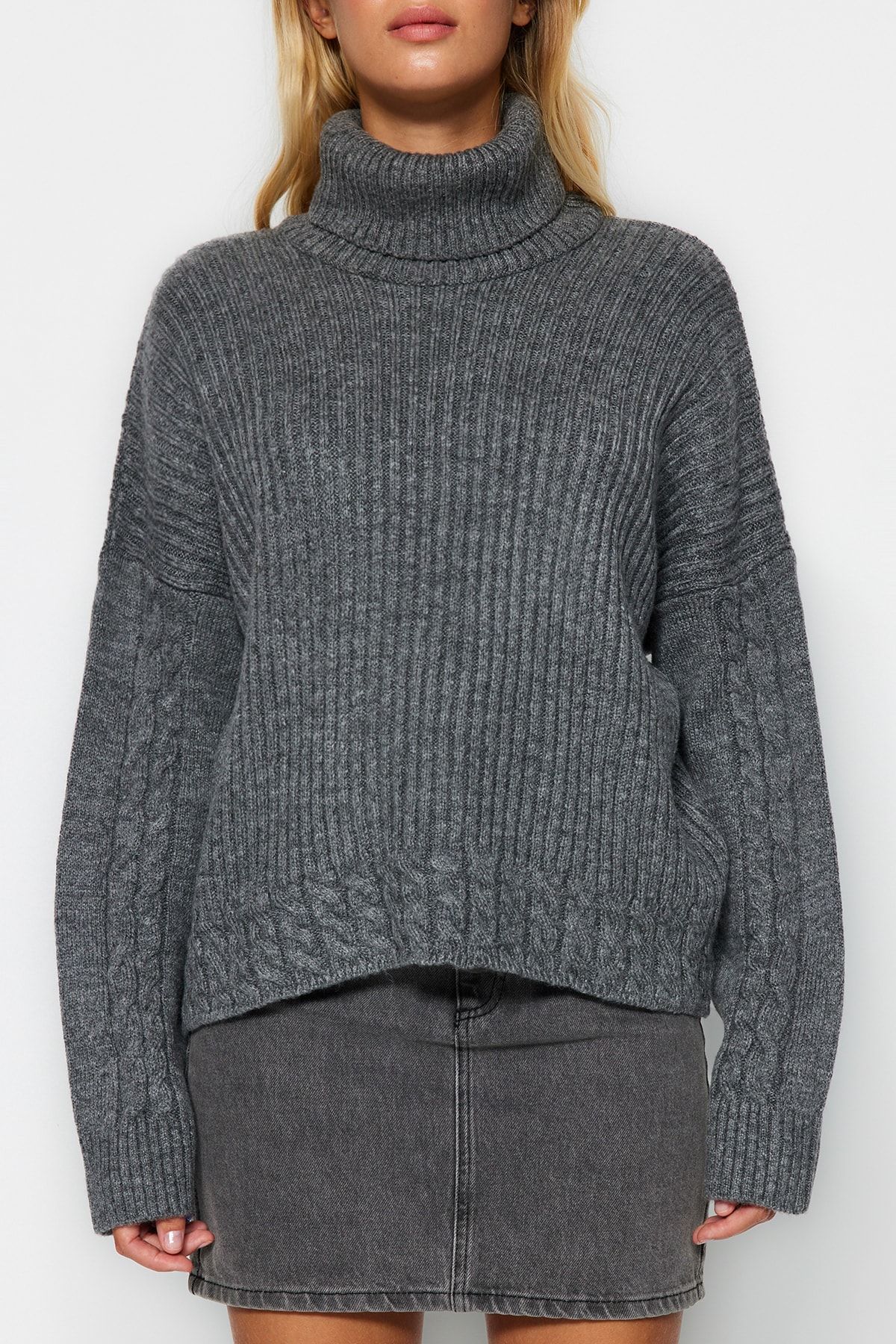 Trendyol Collection-Rollkragenpullover in Anthrazit – Haargeflochten, weich strukturiert TWOAW24KZ00777 4