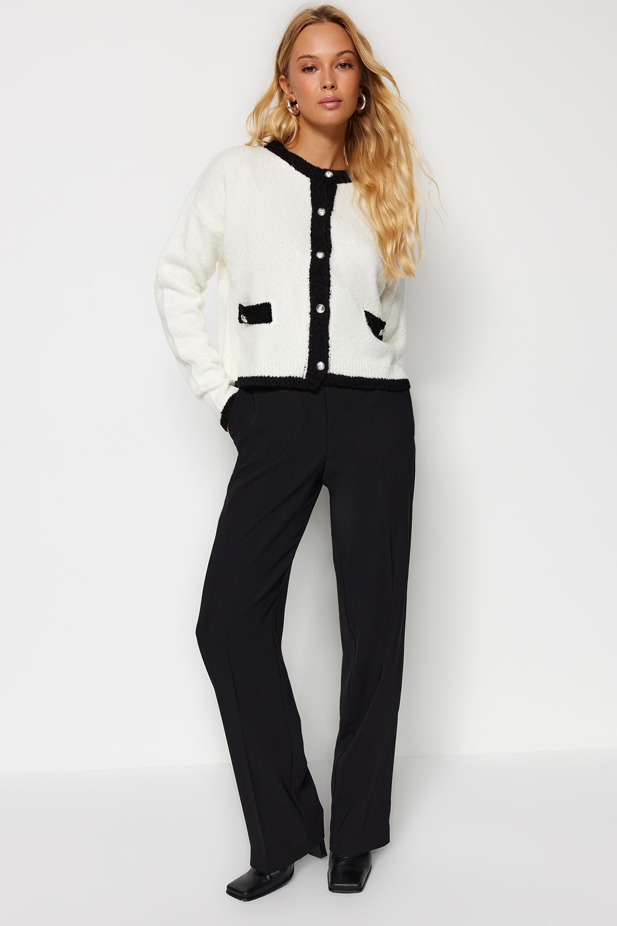 Trendyol Collection Kolorowy kardigan w kolorze ecru z dzianiny - włóczka Boucle, wygląd kurtki Twoaw24Hi00317