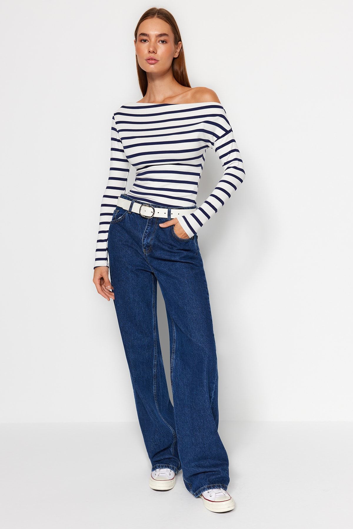 Trendyol Collection-Marineblaue gestreifte Strickbluse aus hochwertigem, weichem Stoff mit U-Boot-Ausschnitt TWOAW24BZ00227 8