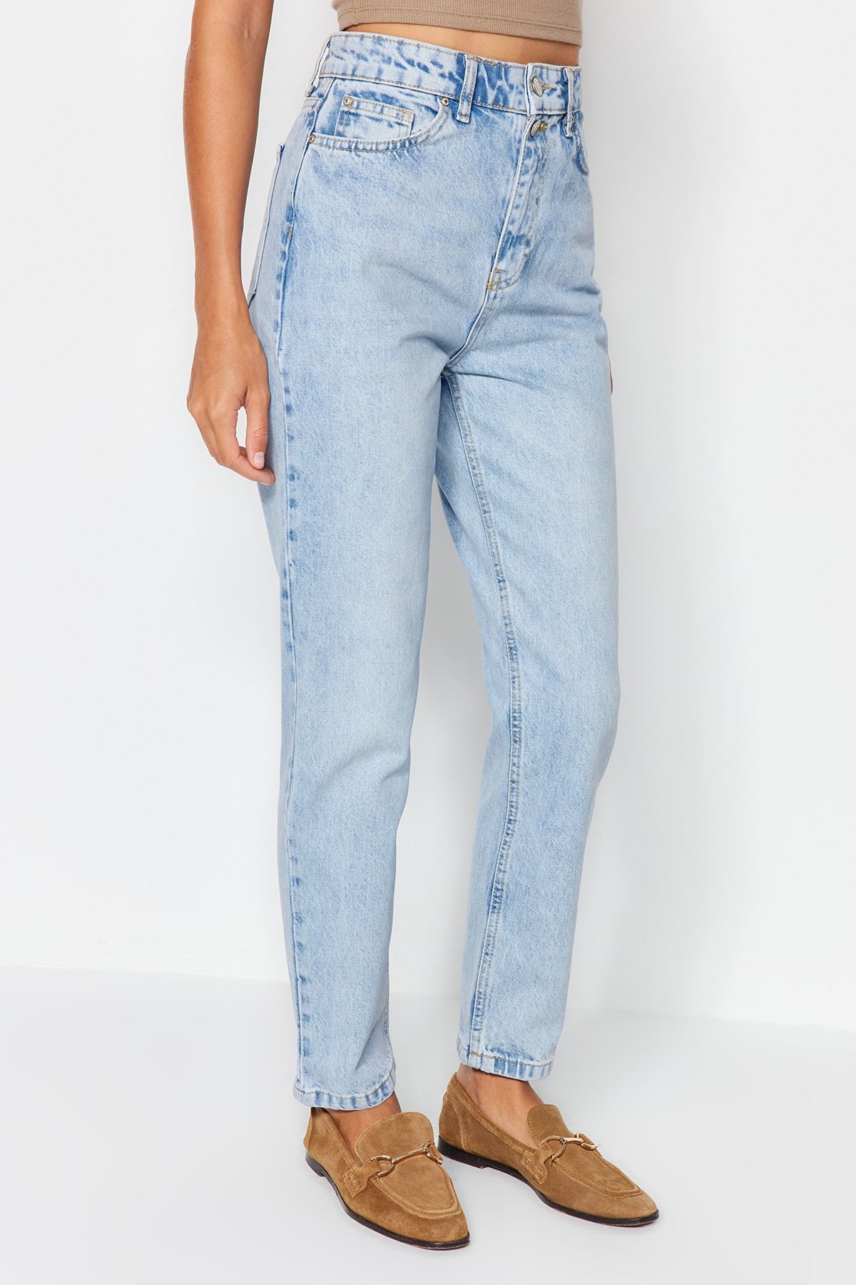 Trendyol Collection-Blaue Mom-Jeans mit zwei Knöpfen und hoher Taille TWOSS21JE0153 5