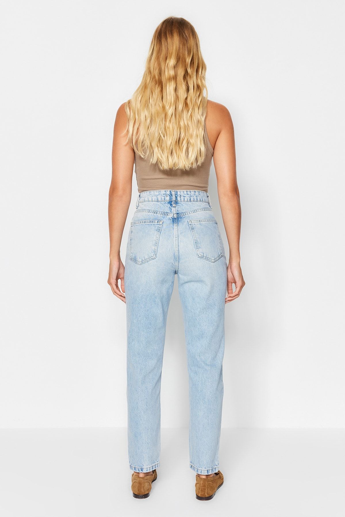 Trendyol Collection-Blaue Mom-Jeans mit zwei Knöpfen und hoher Taille TWOSS21JE0153 6