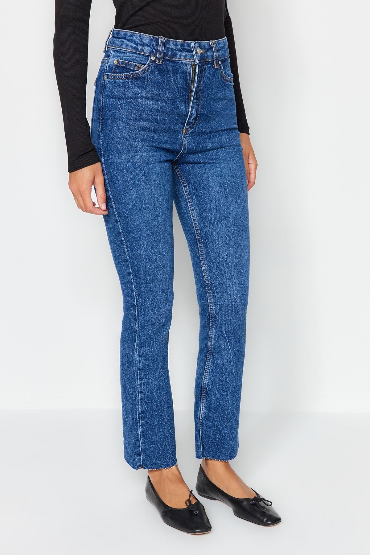 Trendyol Collection-Dunkelblaue High Waist Crop Flare Jeans TWOAW21JE0159 4