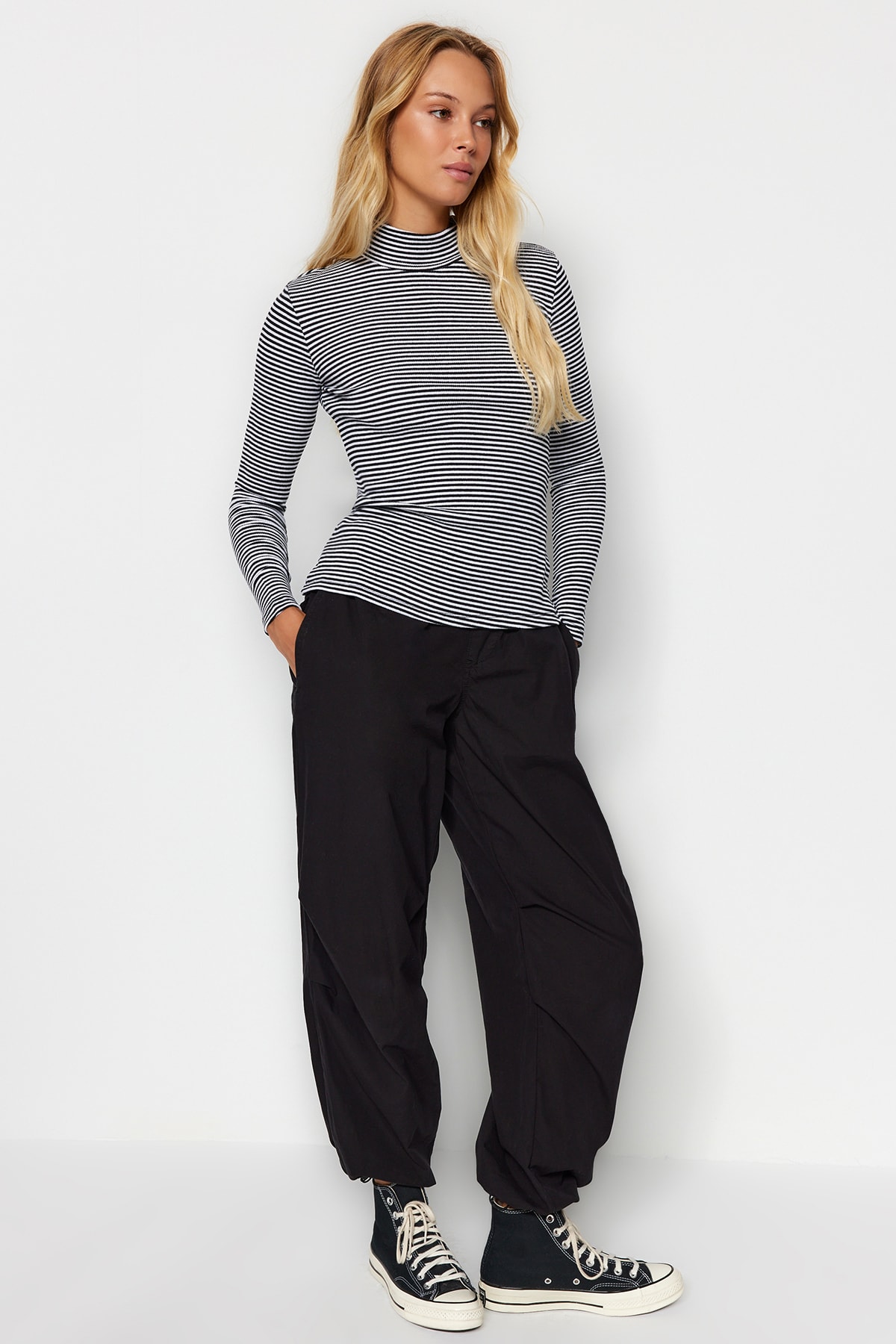 Trendyol Collection Ecru Czarna dopasowana bluzka z wysokim kołnierzem i długim rękawem, prążkowana, rozciągliwa bluzka z dzianiny TWOAW21BZ0423