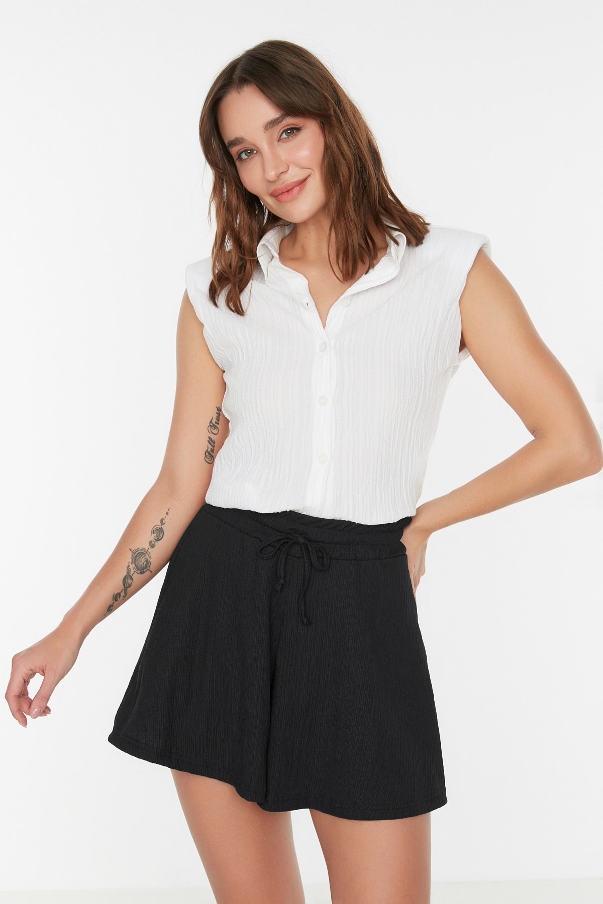 Trendyolmilla  Lacivert Rahat Kesim Normal Bel Bürümcük/Dokulu Örme Şort TWOSS22SR0212 - Görsel 2