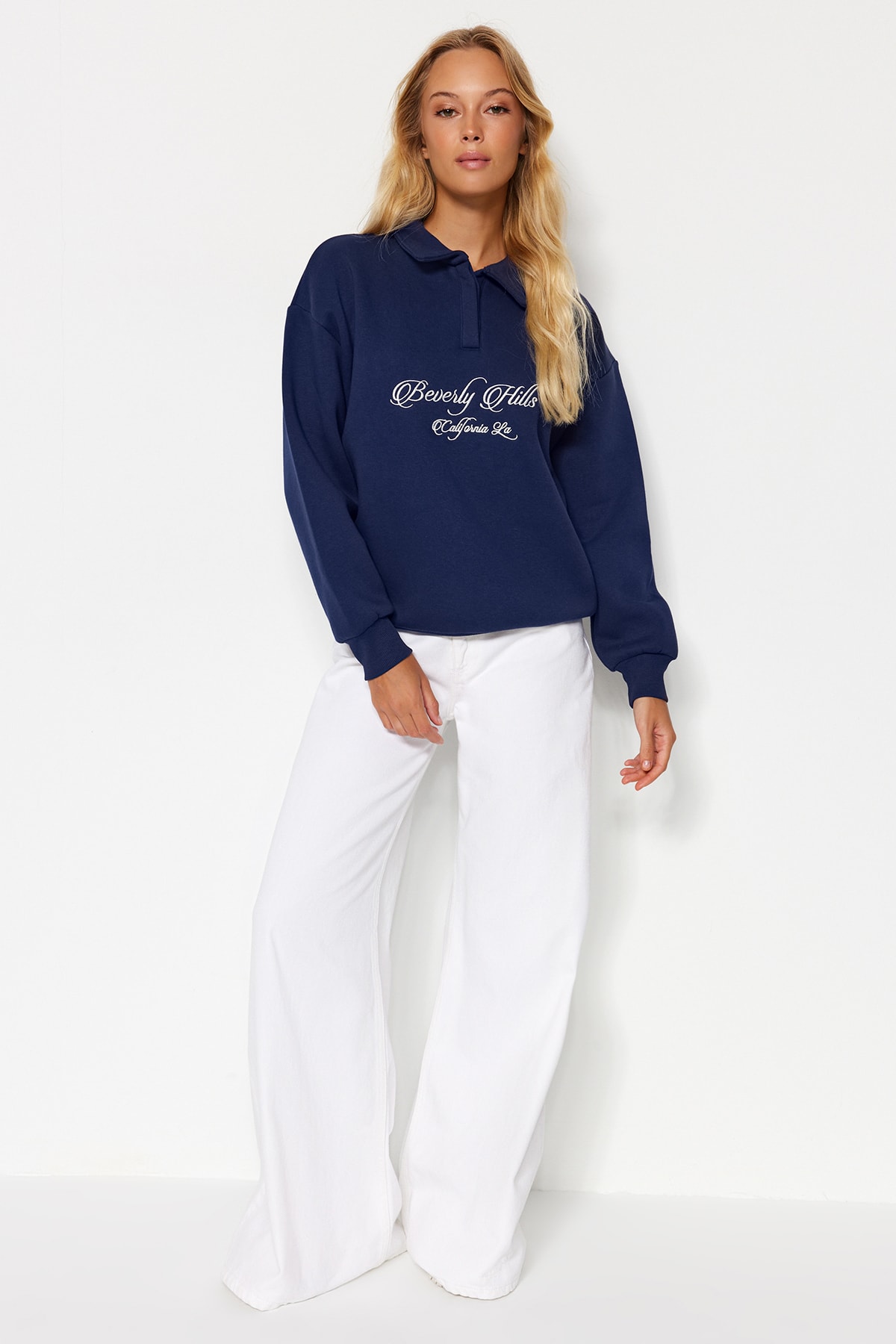 Trendyol Collection Granatowa bluza z kołnierzykiem koszuli haftowanym regularnym krojem gruby polar wewnątrz bluza z dzianiny TWOAW24SW00182