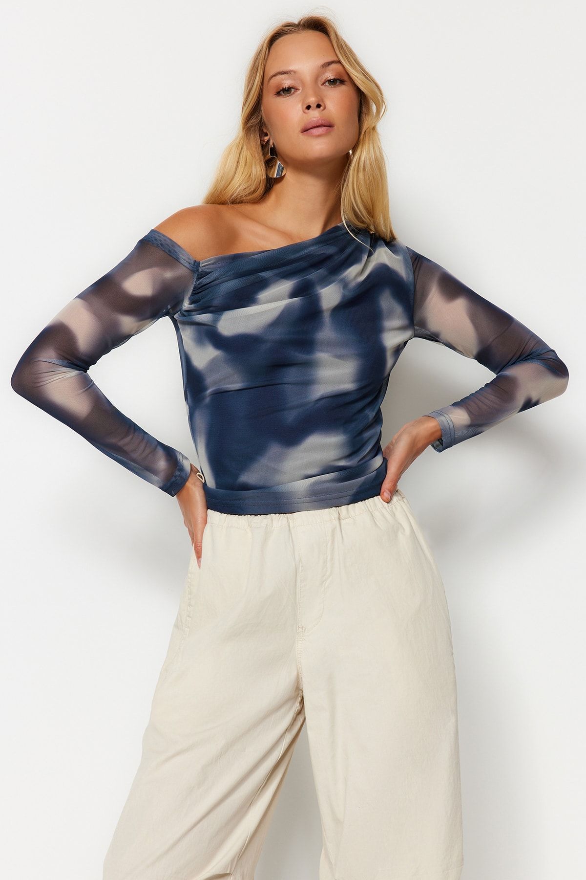 Trendyol Collection-Petrolfarbene, mit Tüll gefütterte Strickbluse mit asymmetrischem Kragen TWOAW24BZ00051 2