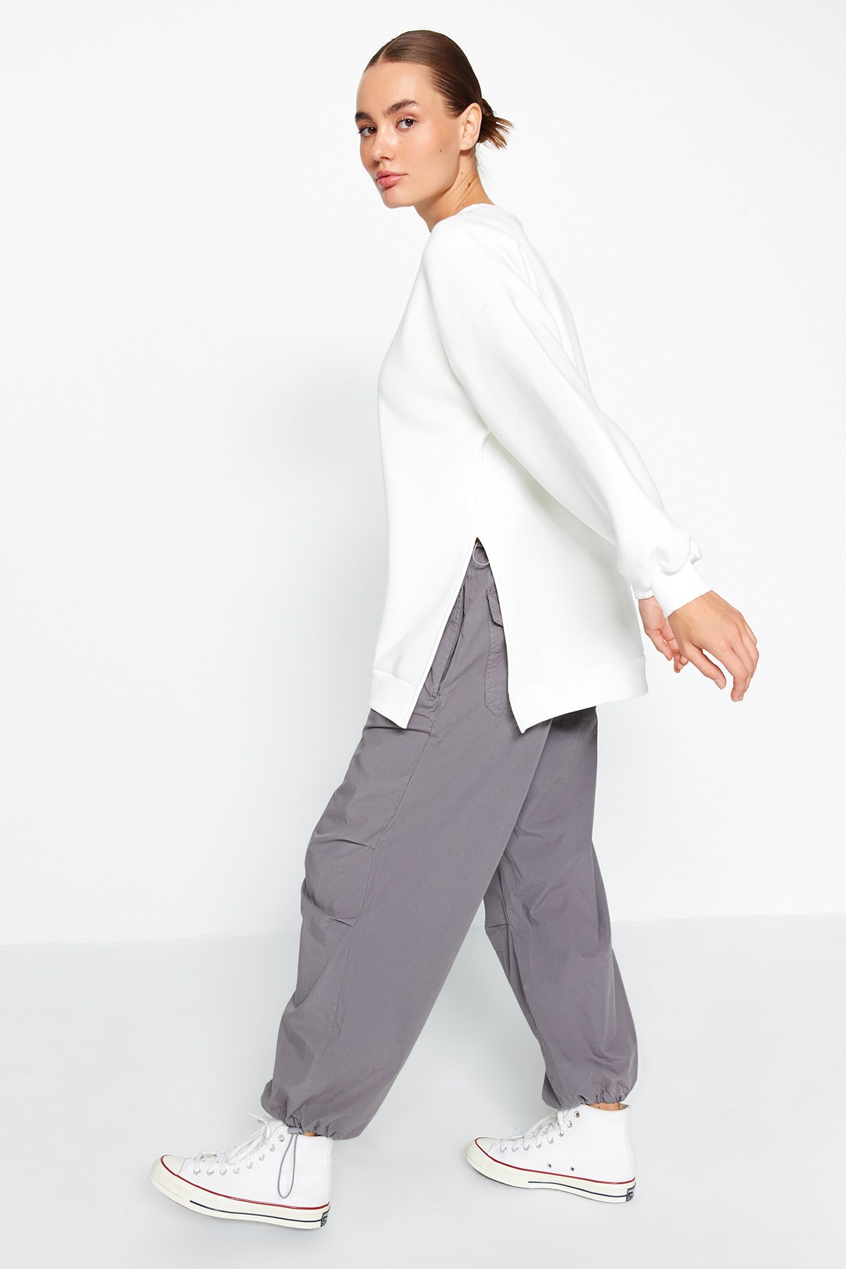 Trendyolmilla  Ekru Oversize/Geniş Kalıp Yırtmaç Detaylı Kalın İçi Polarlı Örme Sweatshirt TWOAW23SW00195 - Görsel 3