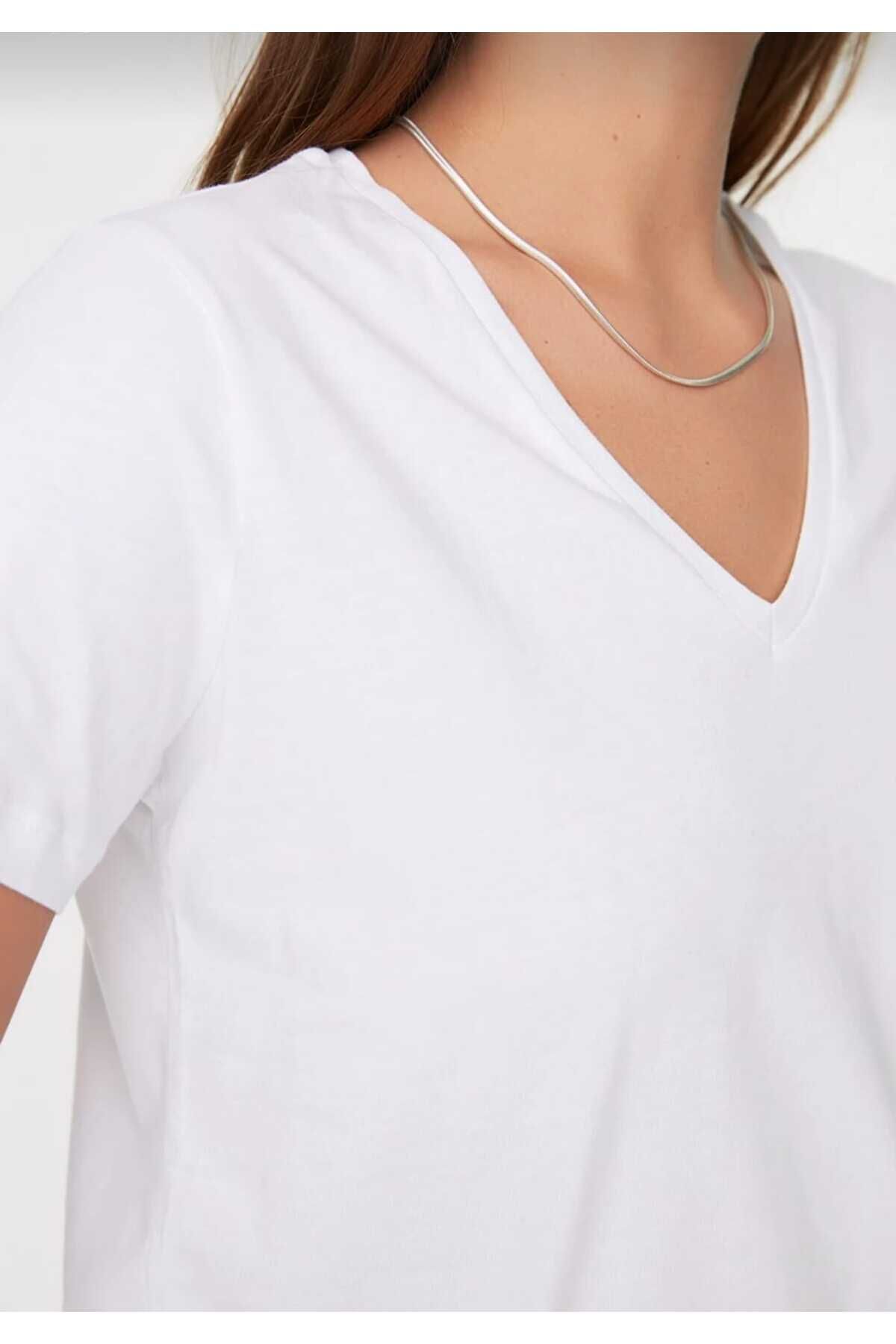 Tight fitting white discount t shirt women's