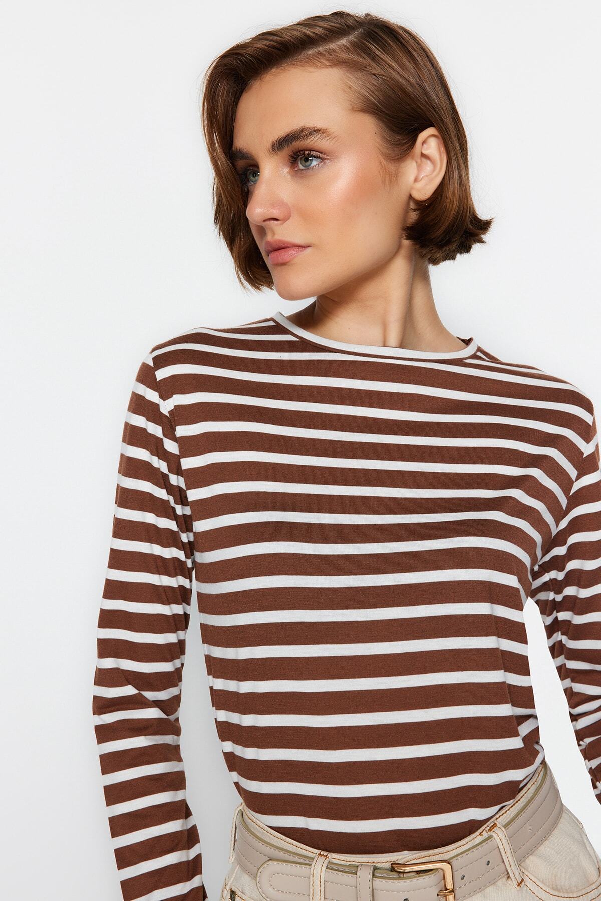 Trendyol Collection Brązowy, podstawowy, dzianinowy T-shirt z okrągłym dekoltem w paski TWOAW23TS00002