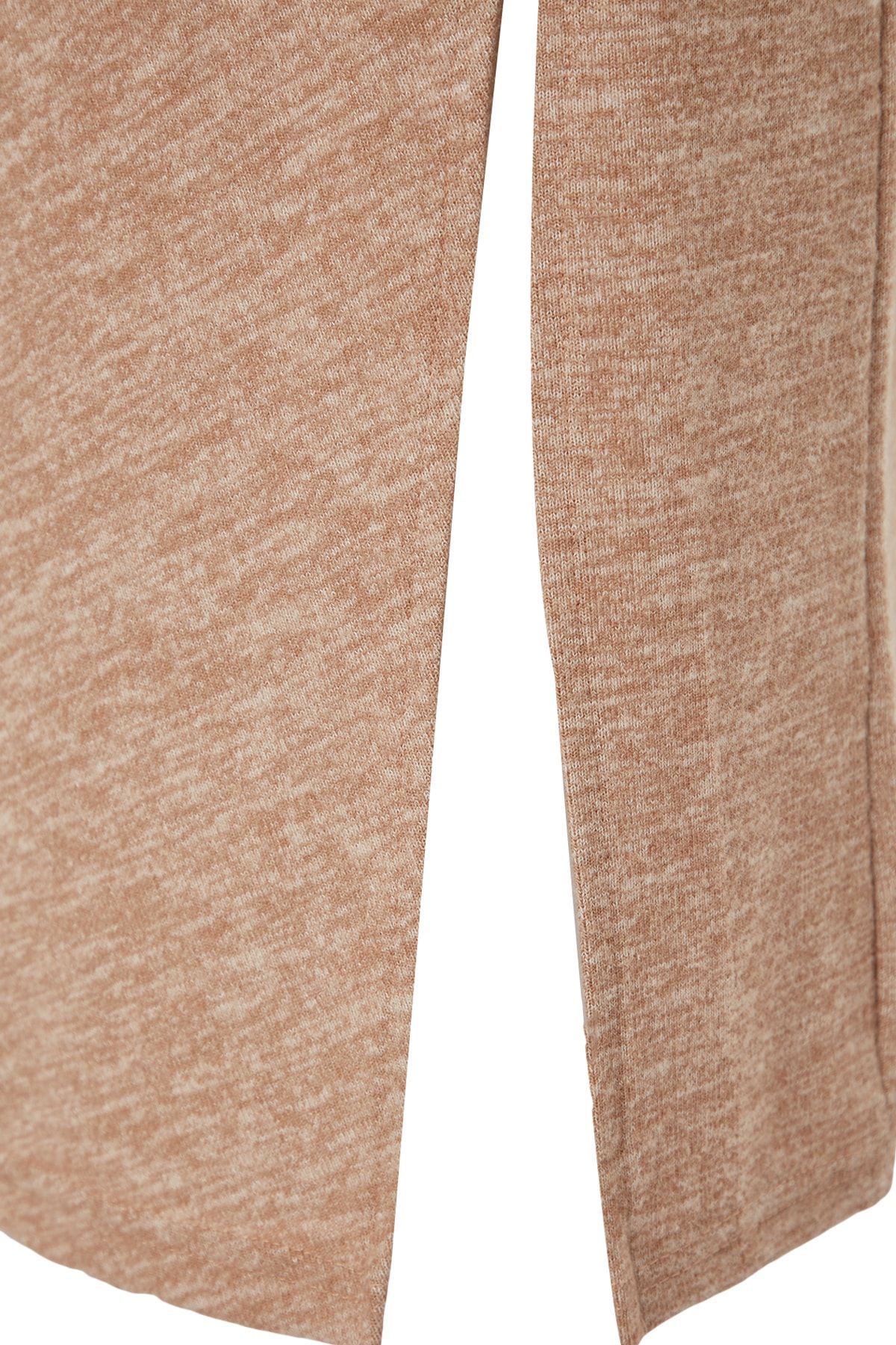 Trendyol Collection-Beigefarbenes, weiches Midi-Strickkleid mit Rundhalsausschnitt, Schlitz und Raffungsdetail TWOAW24EL00246 8