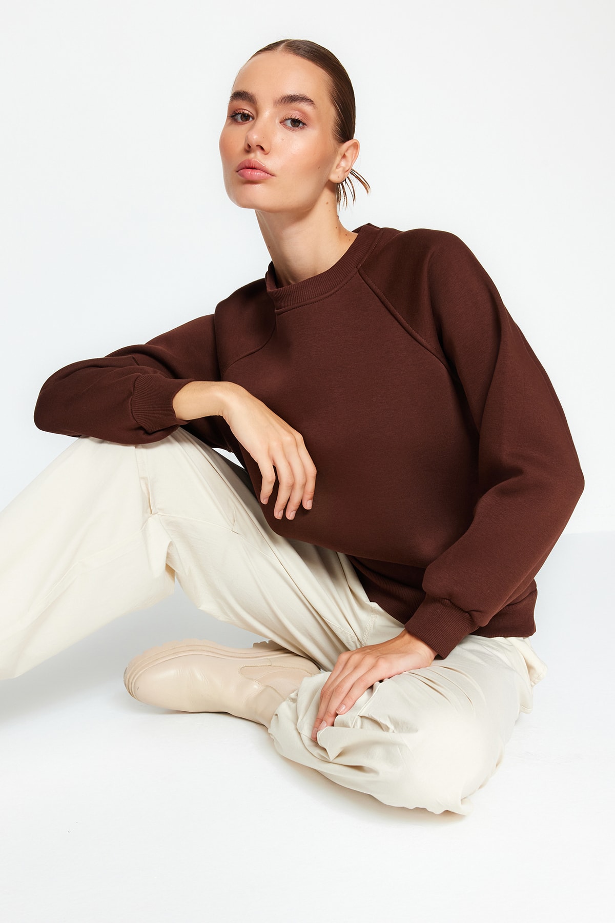 Trendyolmilla  Koyu Kahverengi Relaxed/Rahat Kalıp Basic Reglan Kol Bisiklet Yaka Örme Sweatshirt TWOAW24SW00104 - Görsel 3