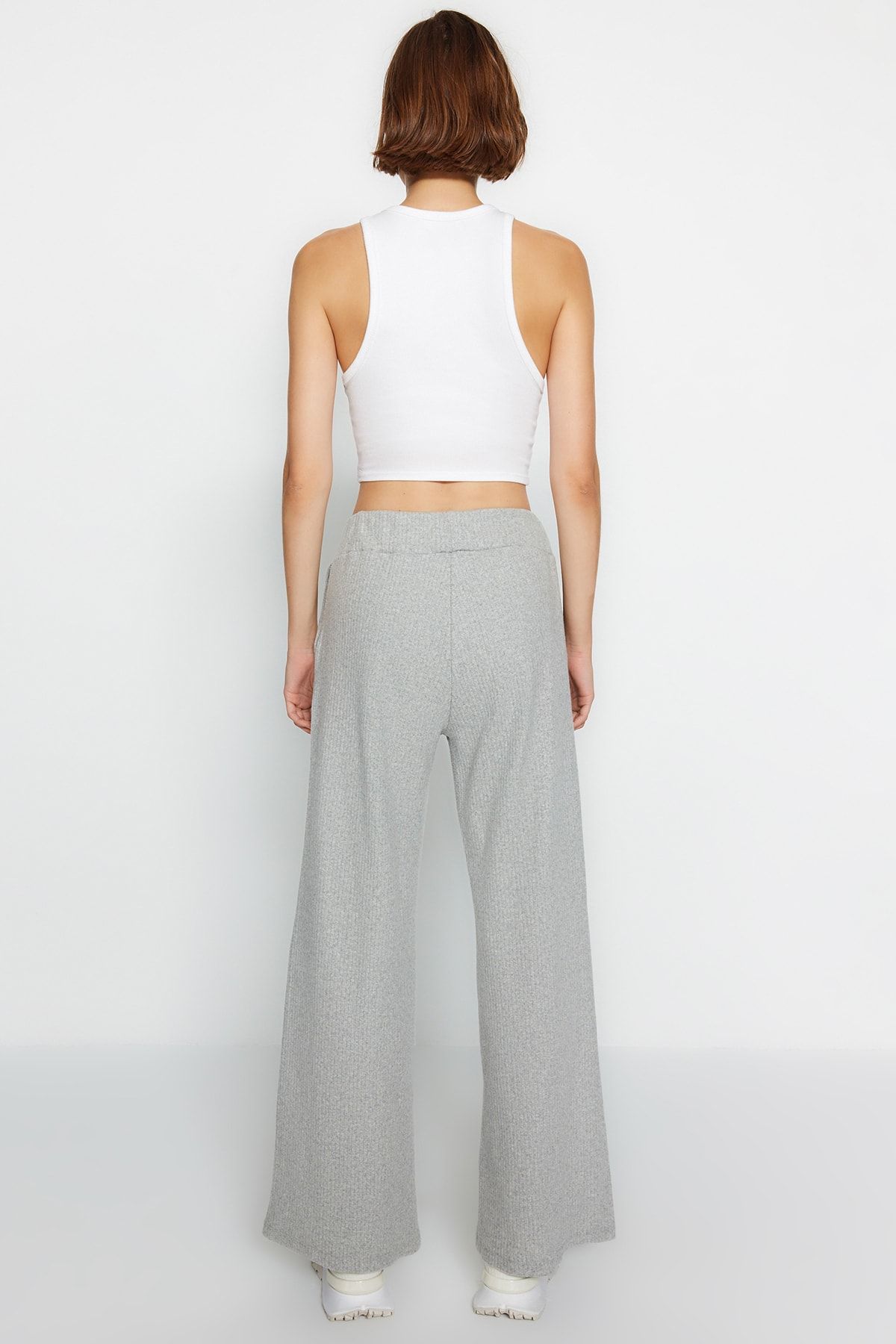 Trendyol Collection-Graue, gerippte Strick-Jogginghose mit weitem Bein und entspannter PassformTWOAW23EA00065 5