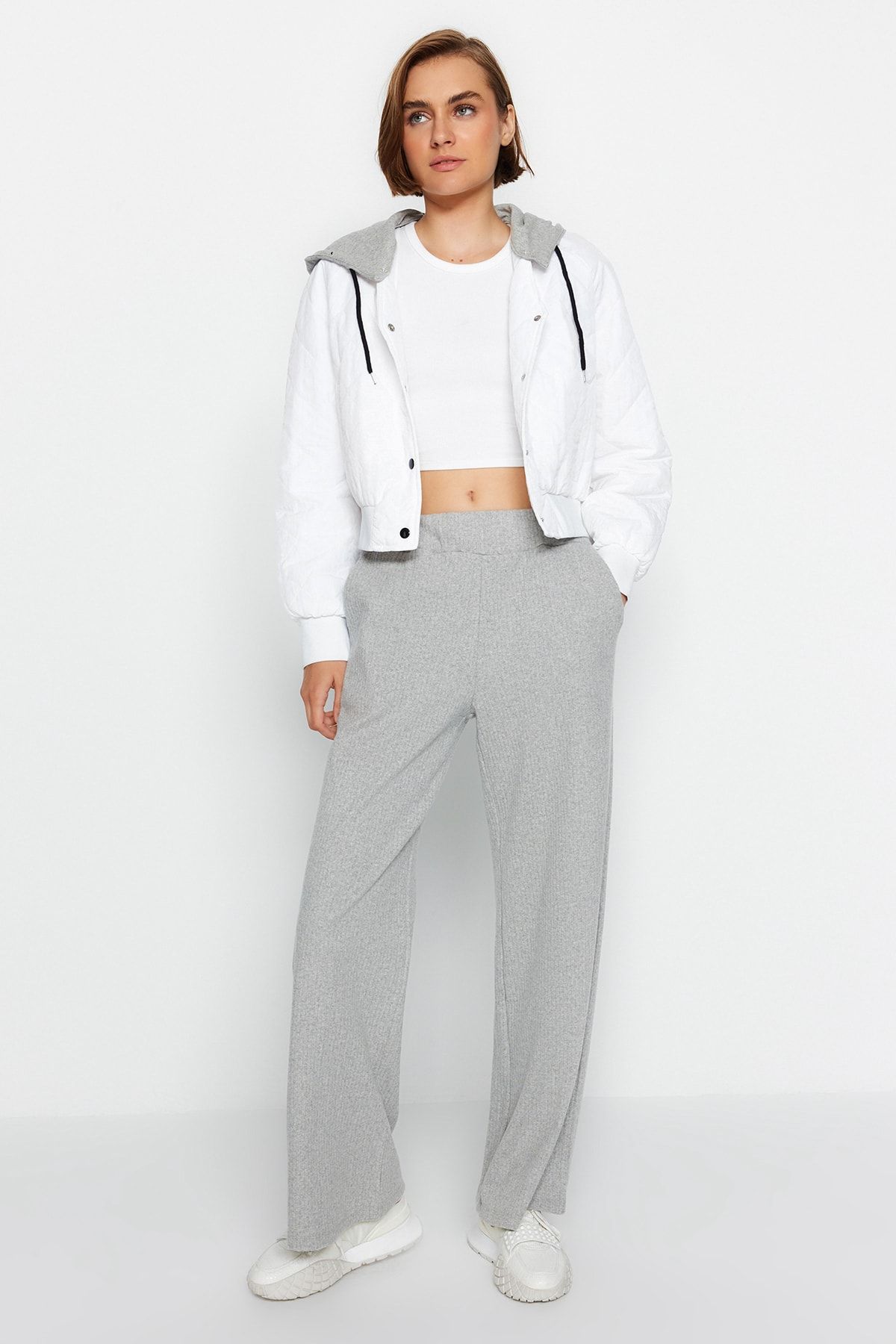 Trendyol Collection-Graue, gerippte Strick-Jogginghose mit weitem Bein und entspannter PassformTWOAW23EA00065 3