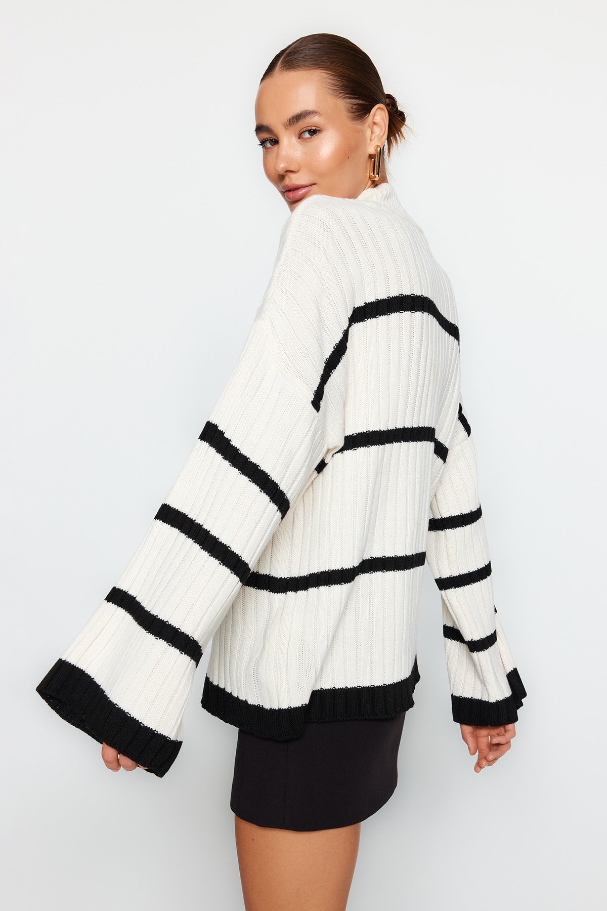 Trendyol Collection Szeroki sweter w paski w kolorze ecru - TWOAW24KZ00557