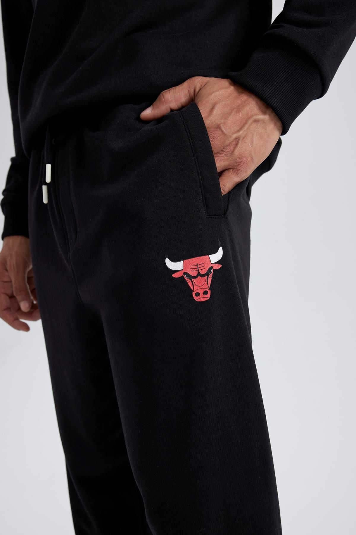 Red MAN Defacto Fit NBA Chicago Bulls Standard Fit Elastic Band Ankle Jogger  2755598