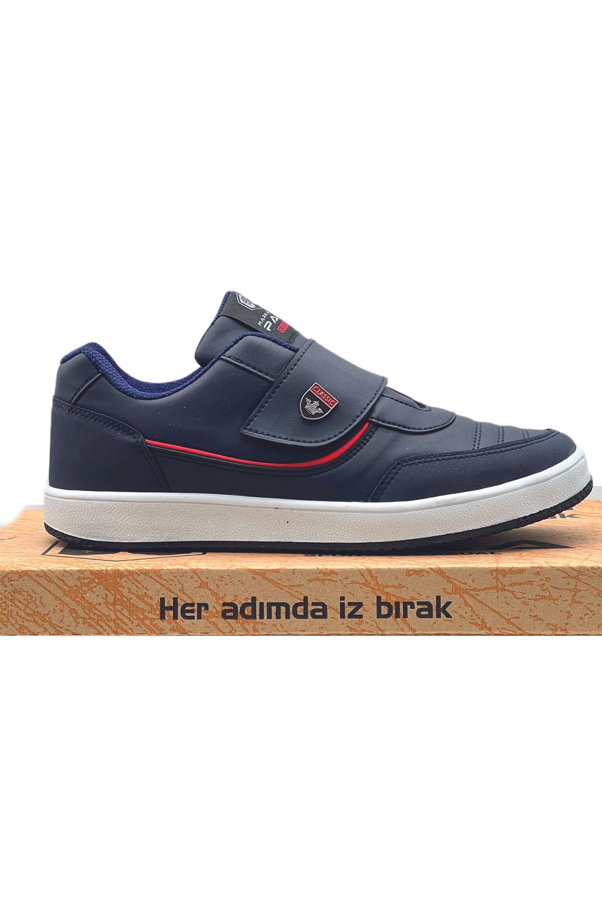 sneaker avec une cravate bleue avec des chaussures de sport qui respirent bien et qui sont flexibles en orthopédiques