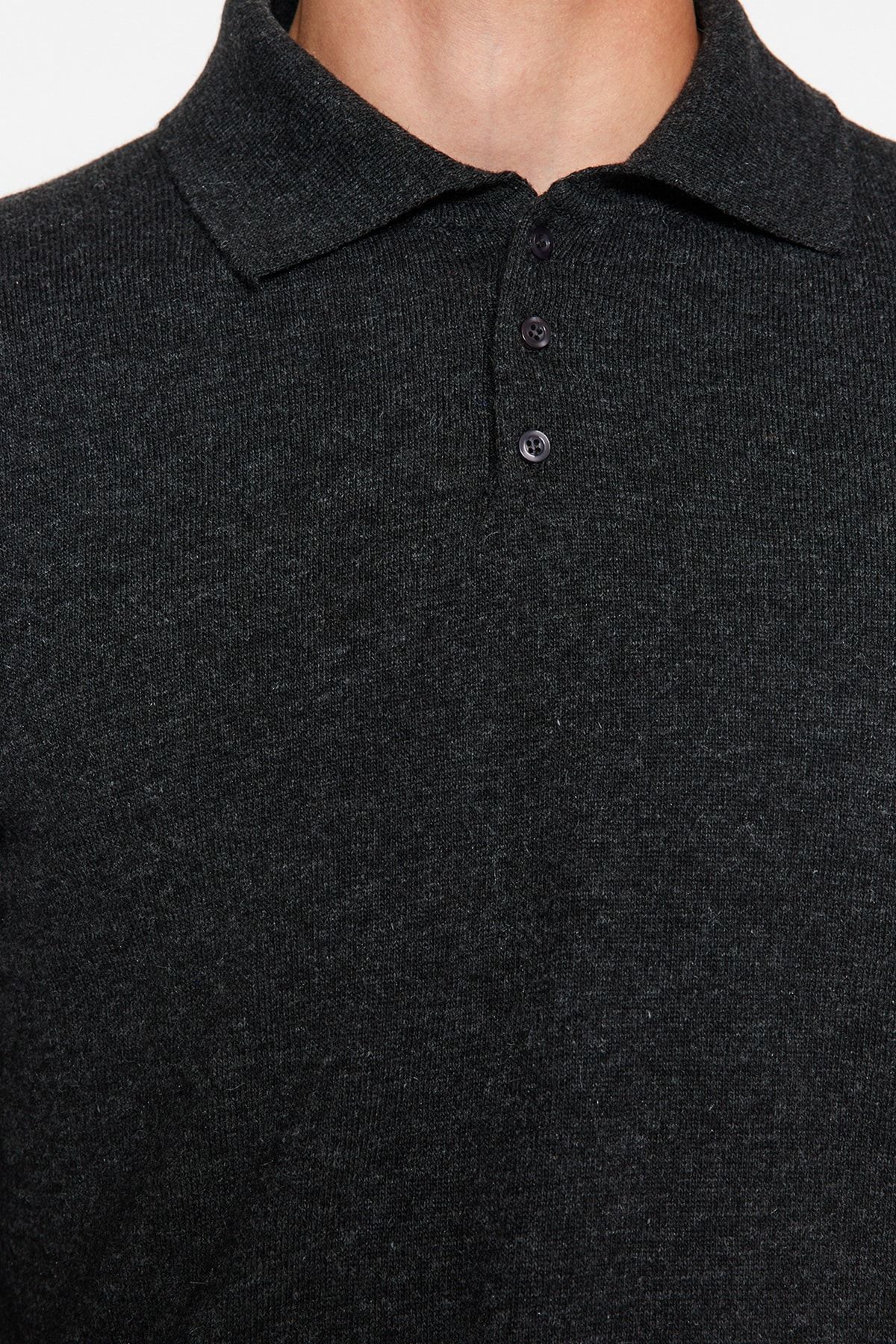 Trendyol Collection-Anthrazitfarbener Slim-Fit-Strickpullover mit Polokragen – Wolle, Knopfleiste TMNAW23KZ00238 4