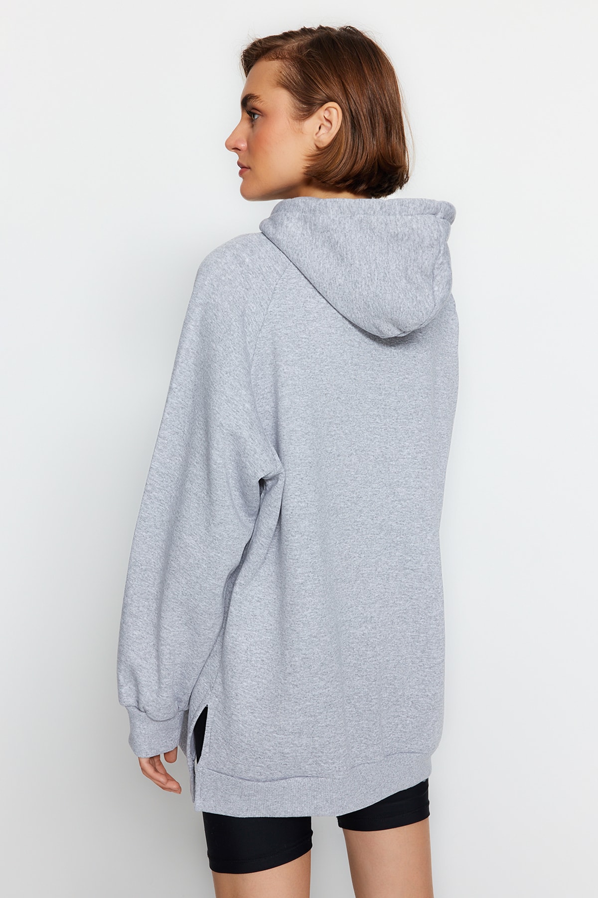 Trendyolmilla  Gri Kapüşonlu Oversize Şardonlu Örme Sweatshirt - Görsel 5