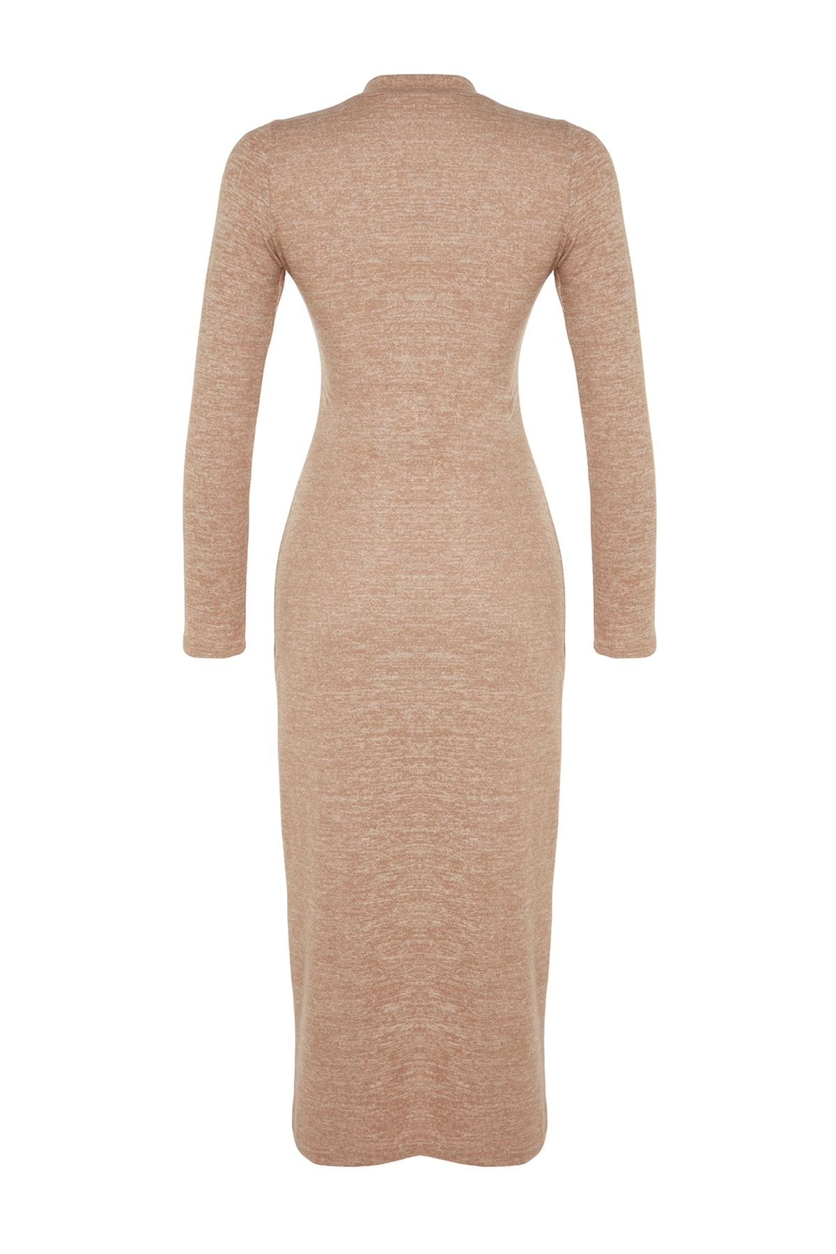 Trendyol Collection-Beigefarbenes, weiches Midi-Strickkleid mit Rundhalsausschnitt, Schlitz und Raffungsdetail TWOAW24EL00246 7