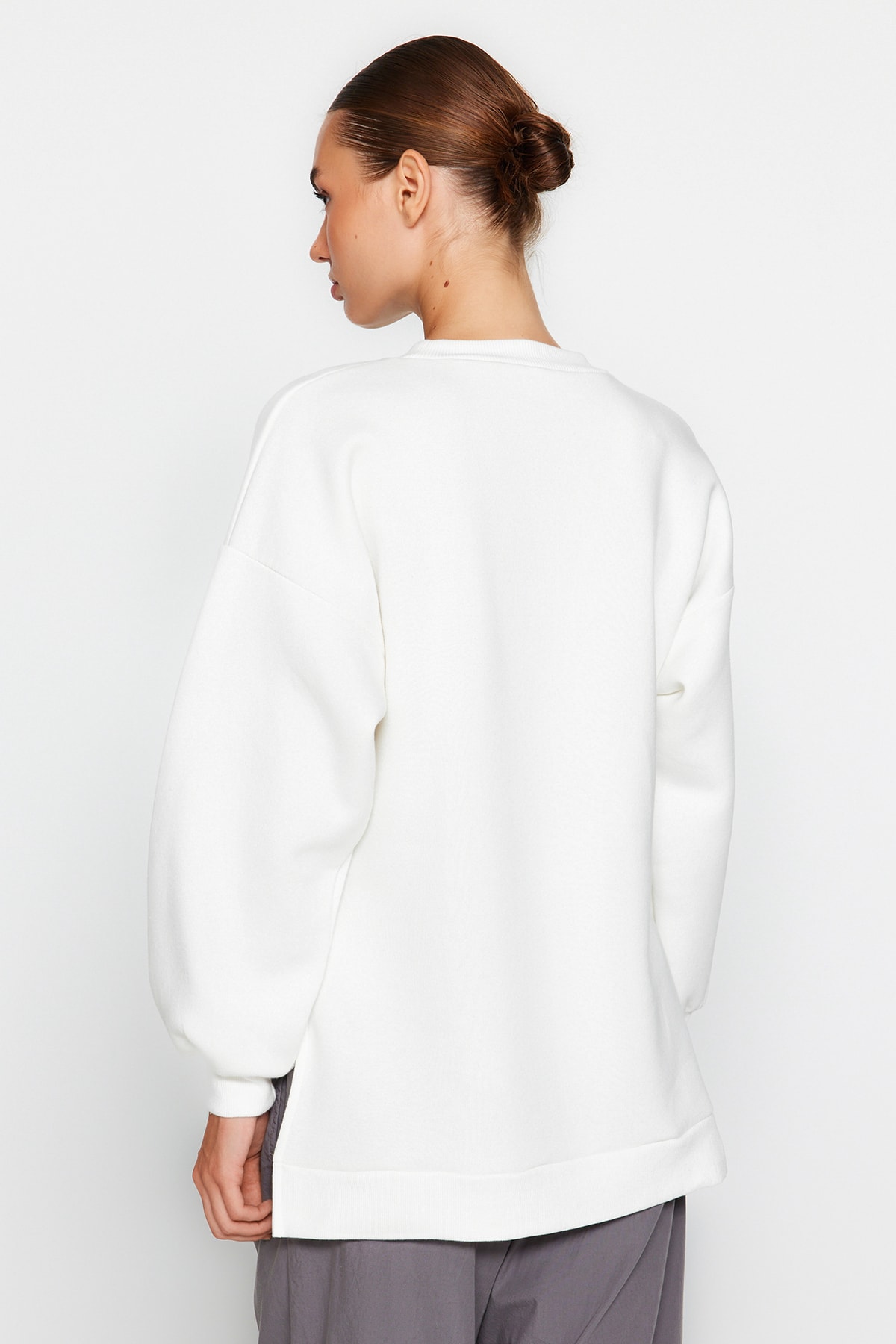 Trendyolmilla  Ekru Oversize/Geniş Kalıp Yırtmaç Detaylı Kalın İçi Polarlı Örme Sweatshirt TWOAW23SW00195 - Görsel 5