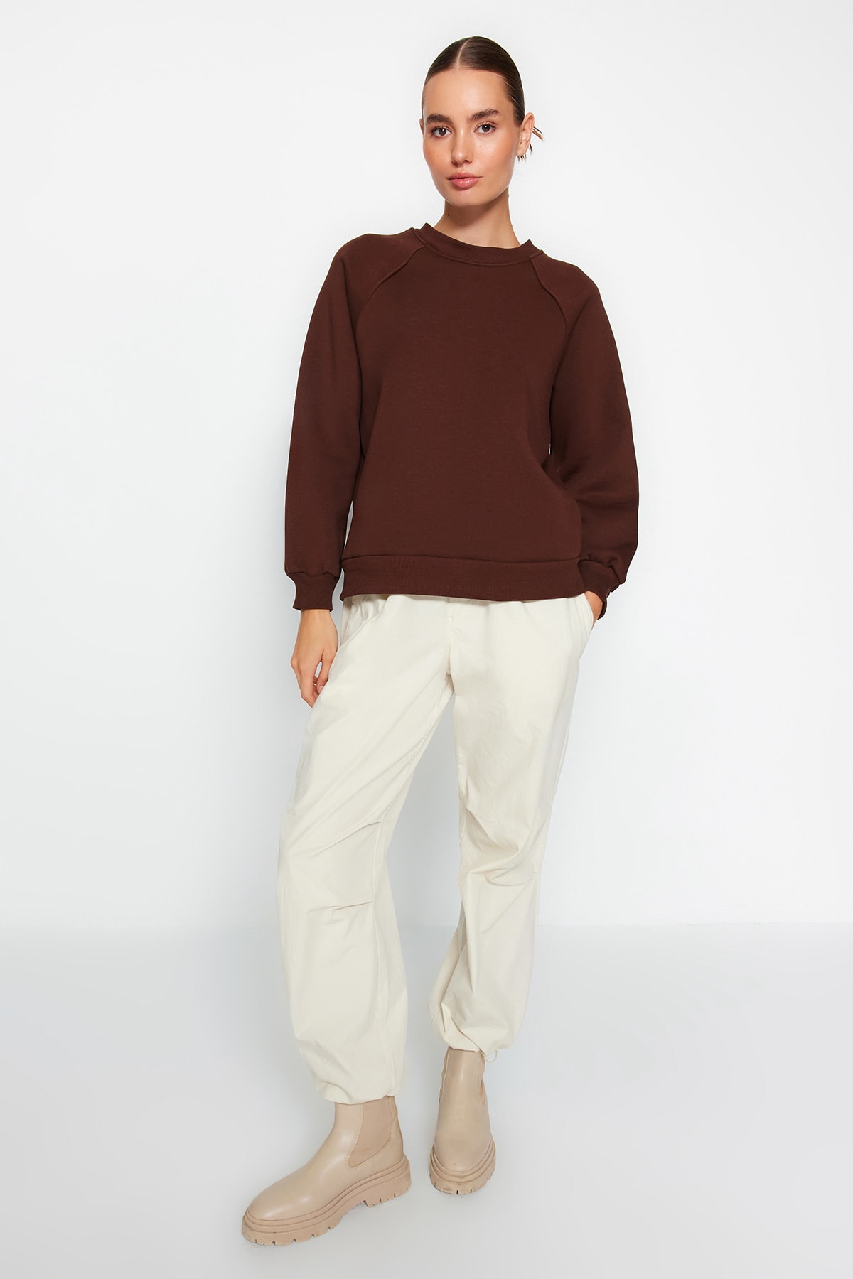 Trendyolmilla  Koyu Kahverengi Relaxed/Rahat Kalıp Basic Reglan Kol Bisiklet Yaka Örme Sweatshirt TWOAW24SW00104 - Görsel 5