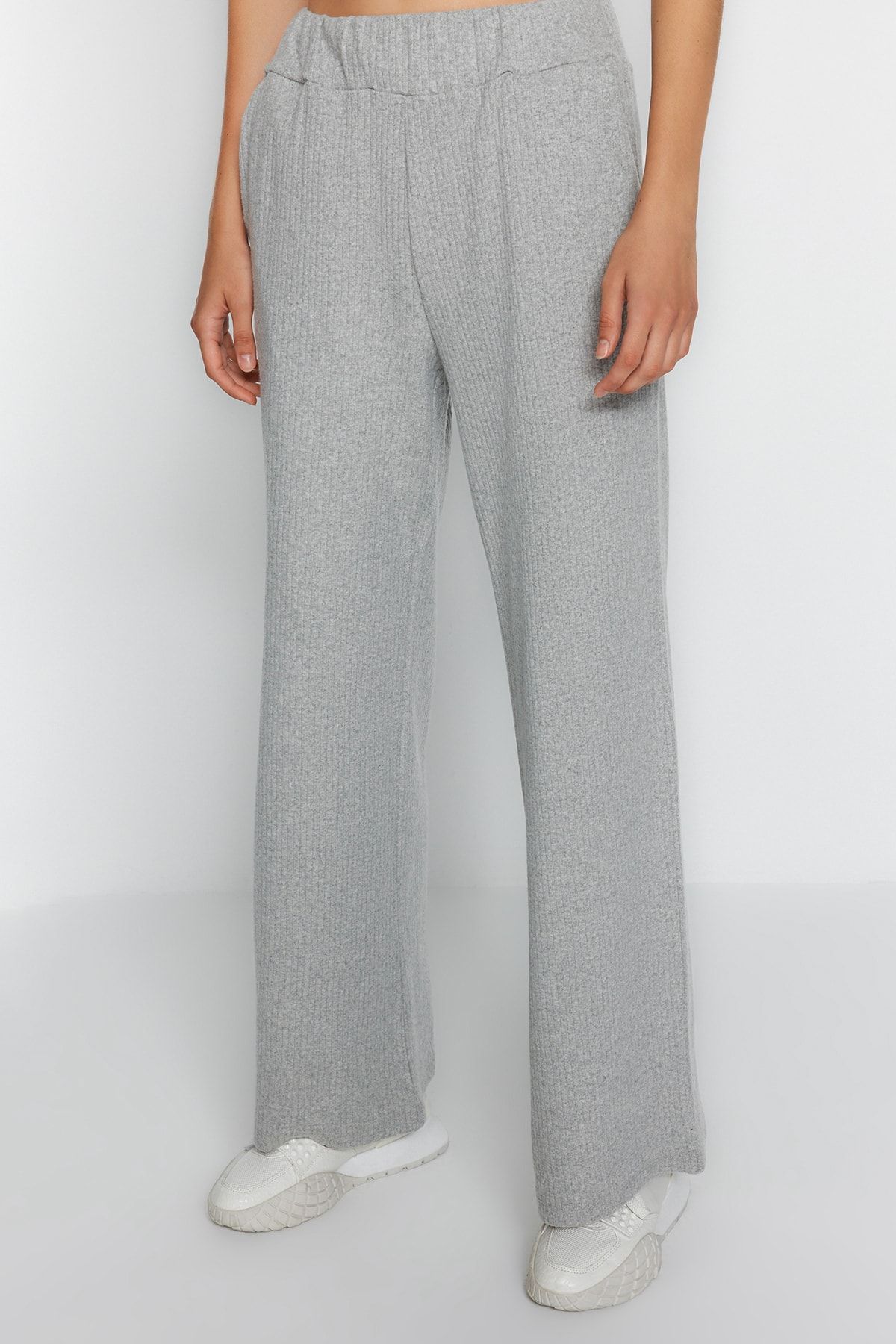 Trendyol Collection-Graue, gerippte Strick-Jogginghose mit weitem Bein und entspannter PassformTWOAW23EA00065 4