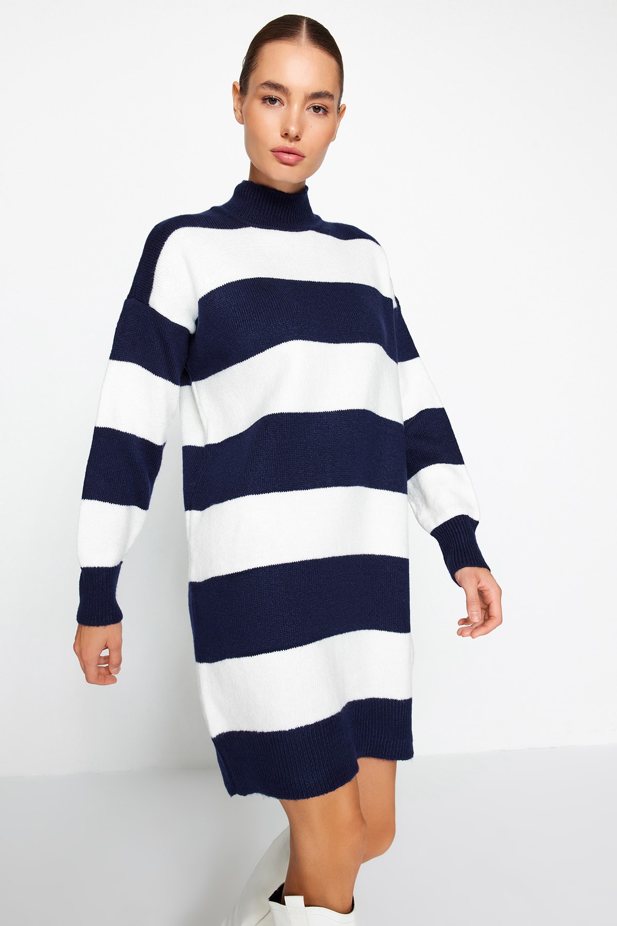 Trendyol Collection Granatowa Mini Dzianinowa Sukienka Sweterowa Szeroki Dopasowany - Kołnierz Stojący Twoaw24El00059