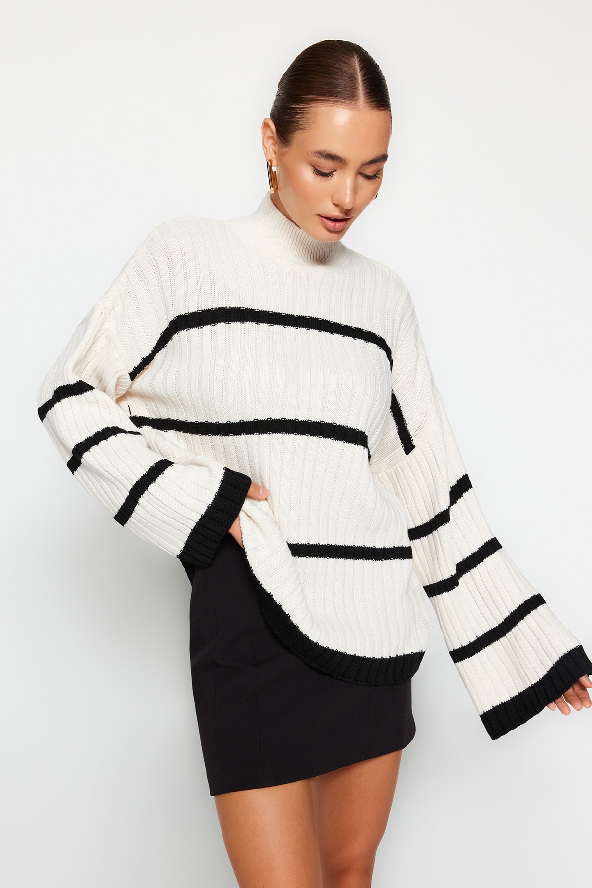 Trendyol Collection Szeroki sweter w paski w kolorze ecru - TWOAW24KZ00557