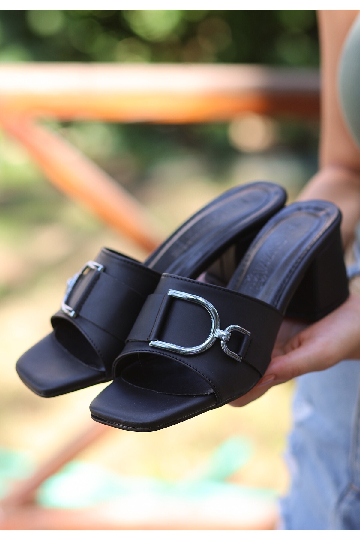 Siyah Cilt Topuklu Terlik