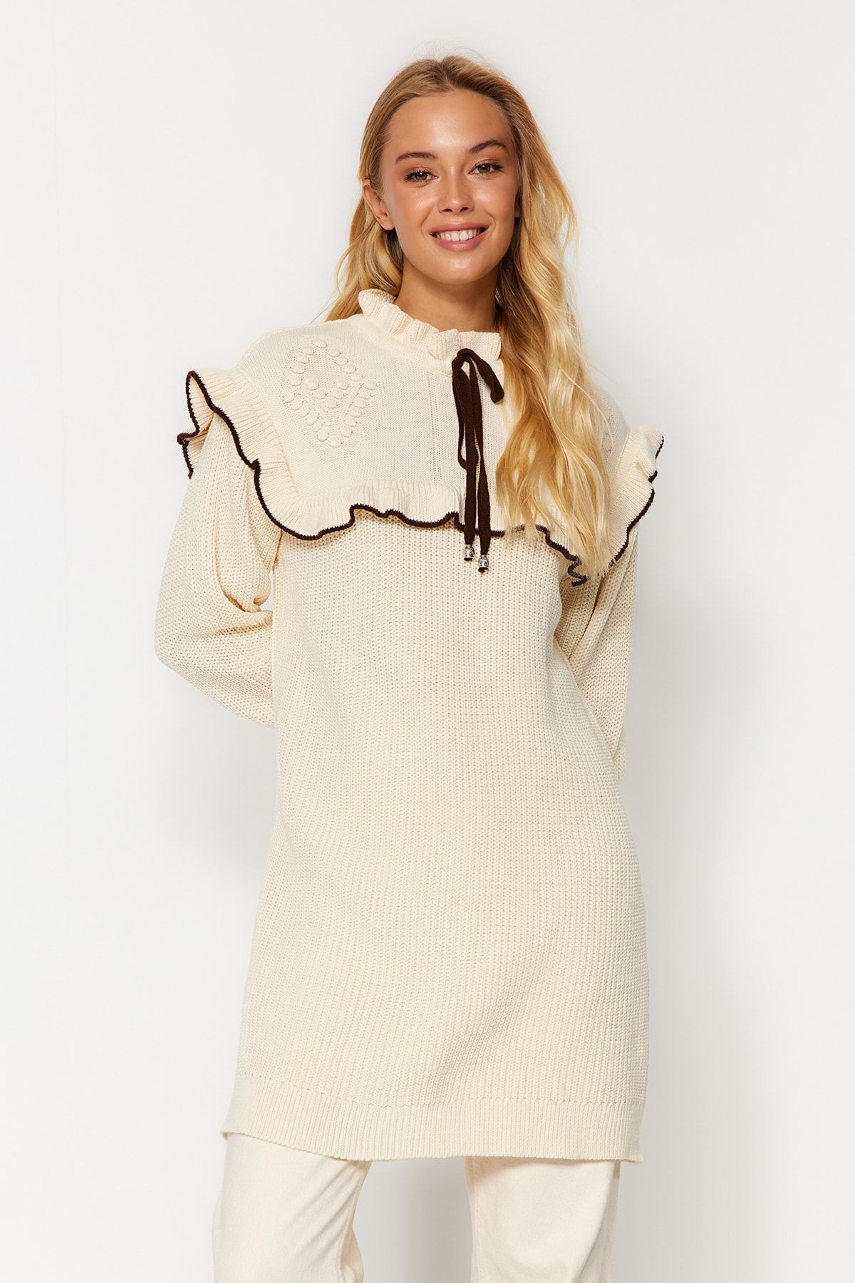 Trendyol Modest-Cremefarbener Strickpullover mit schwarzen Paspeln TCTAW24AK00171 2