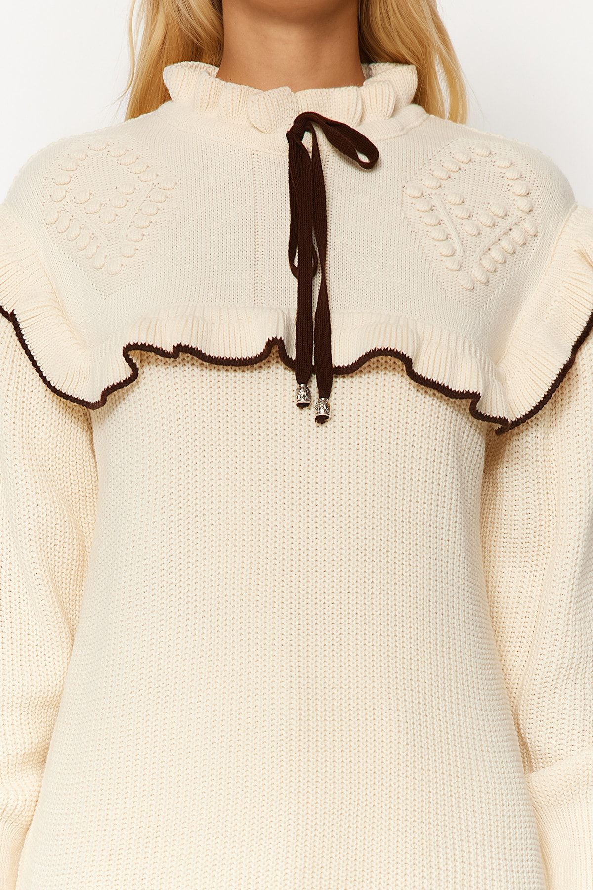 Trendyol Modest-Cremefarbener Strickpullover mit schwarzen Paspeln TCTAW24AK00171 4