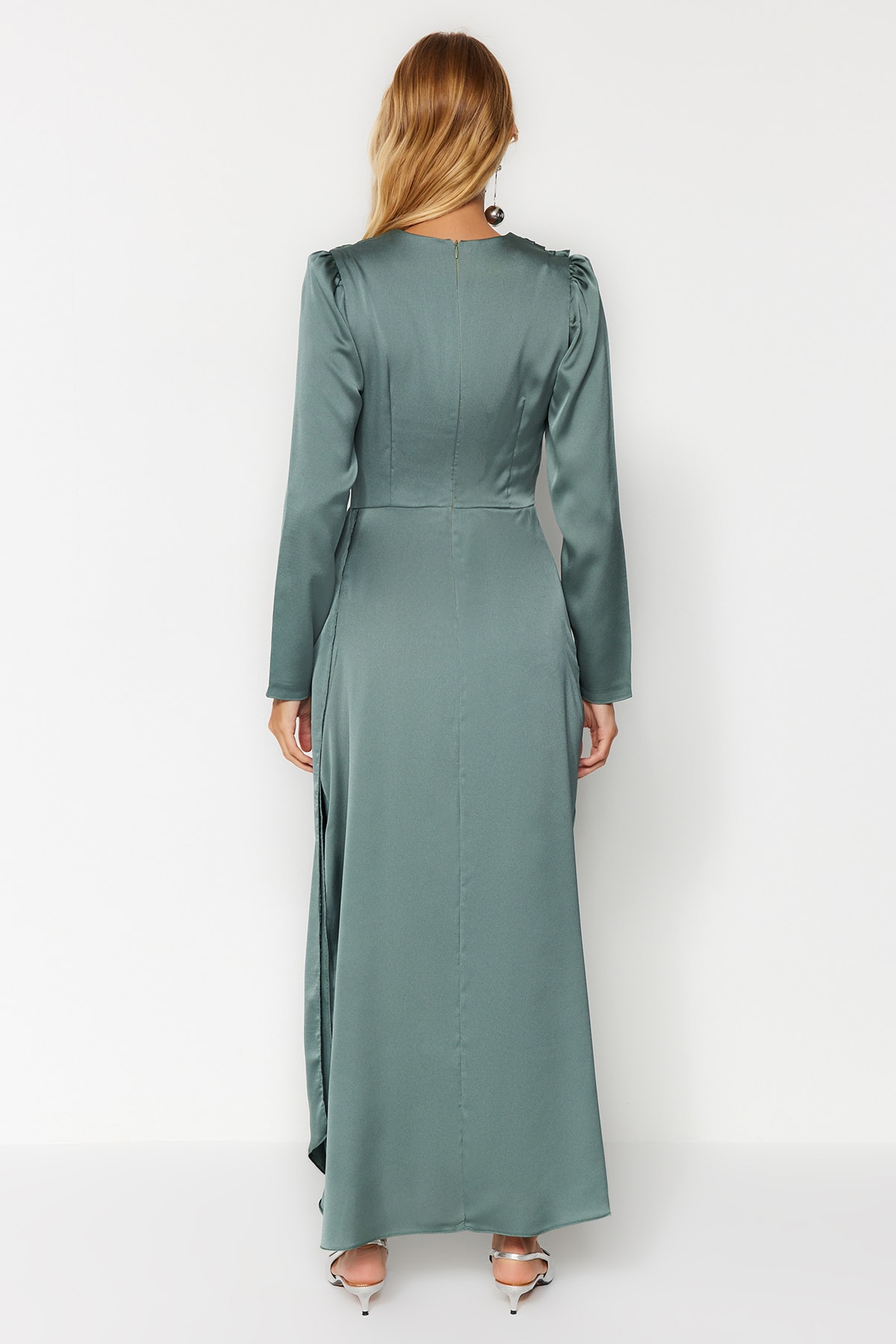 Trendyol Modest Mintfarbenes Satin-Abendkleid mit Schal-Detail TCTAW24DB00004